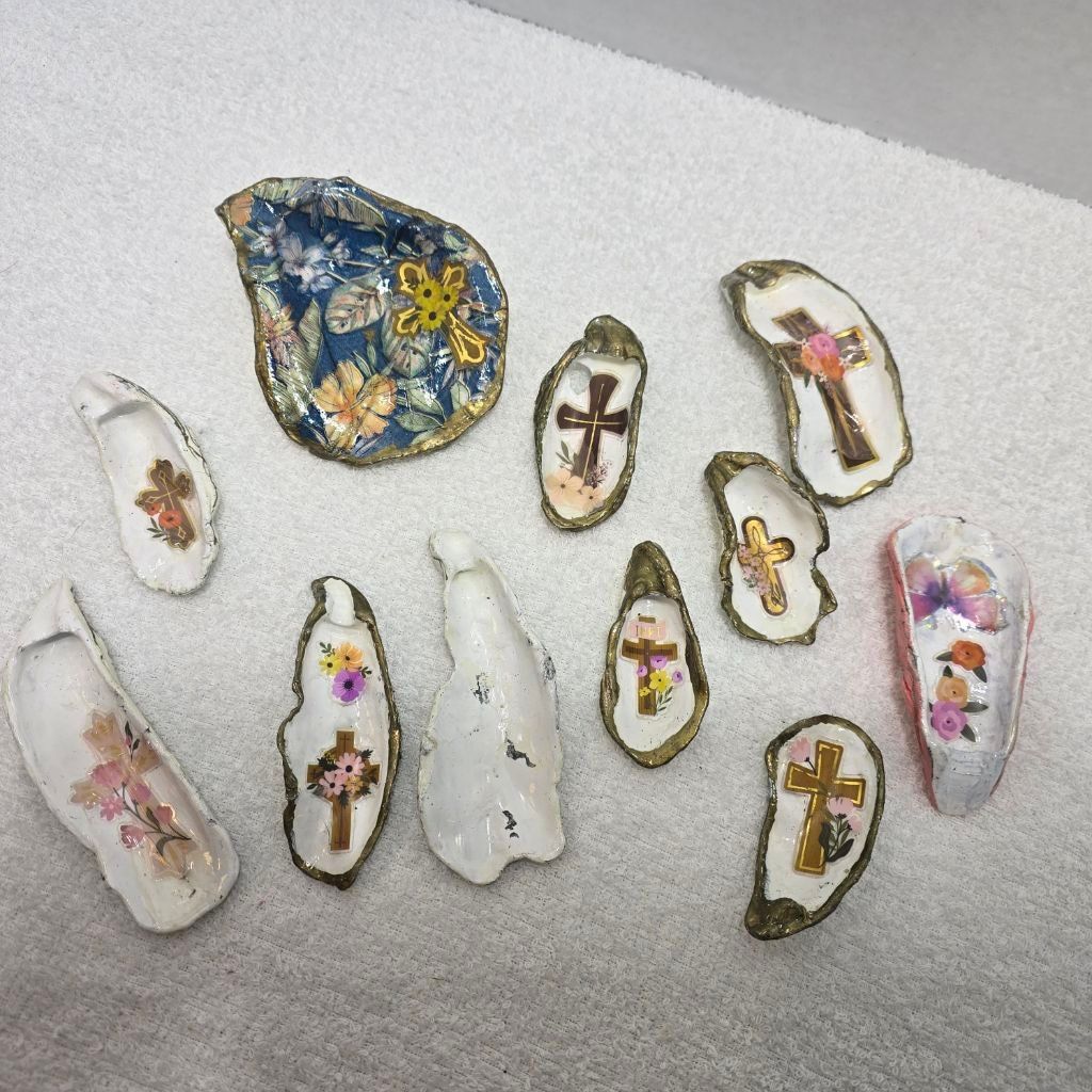 The Unbranded Brand Unbranded Decor Oyster Shells One Size White Gold Size ONE SIZE - 7 Thumbnail