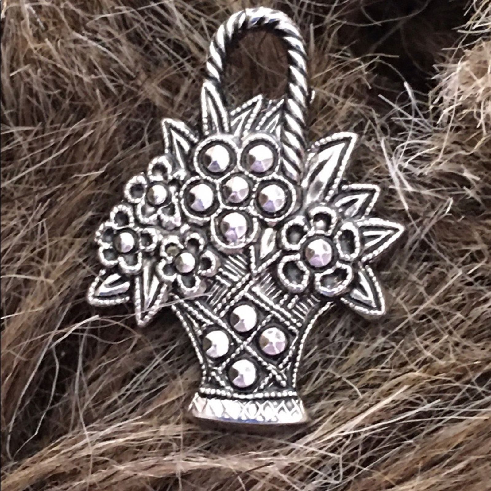 Vintage Vintage Avon 1982 marcasite basket pin brooch Size ONE SIZE - 1 Thumbnail
