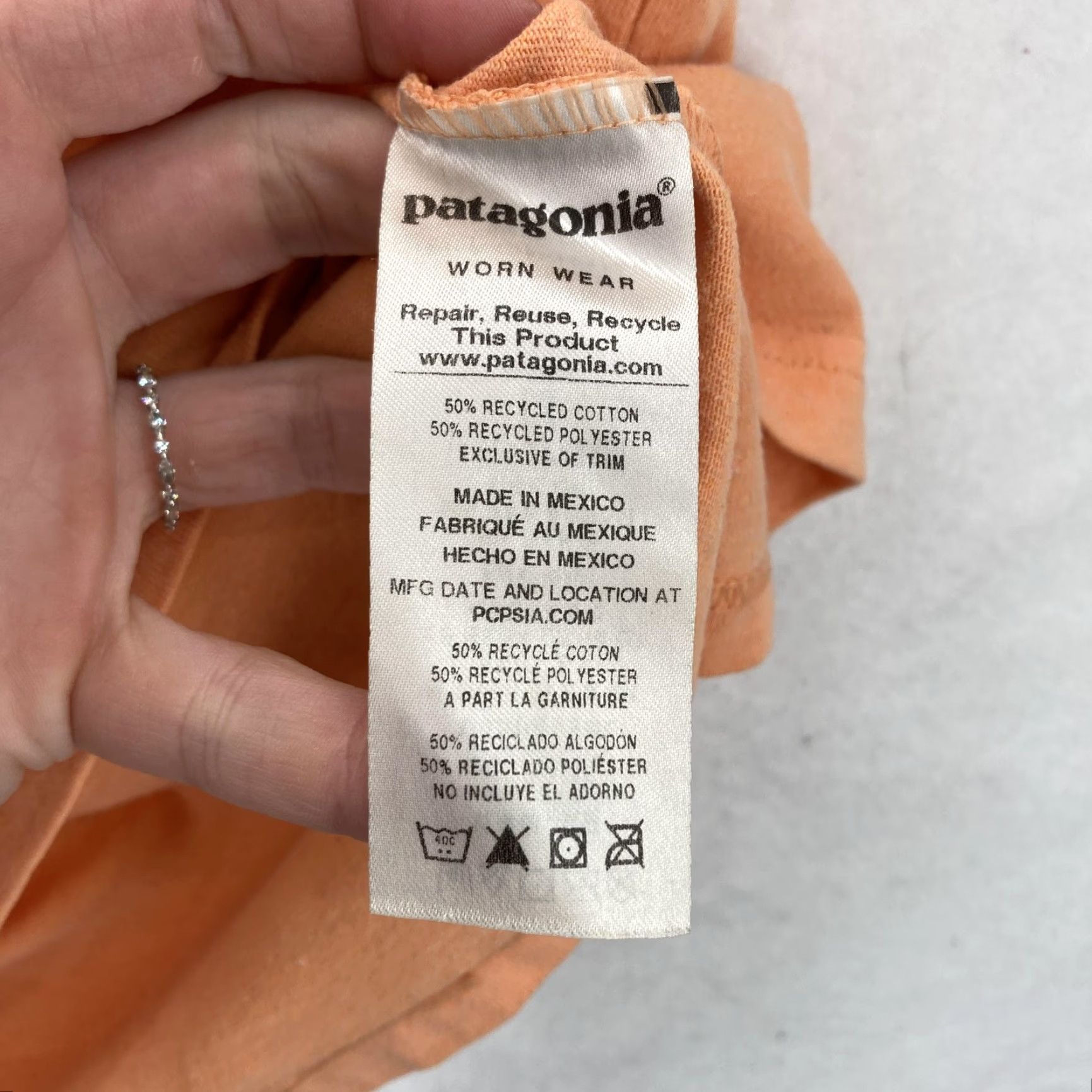 Patagonia Patagonia Shirt Mens M Peach P-6 Logo Responsibili-Tee Pocket Regular Fit Shirt Mens Short Sleeve Crew Neck Graphic Print Size US M / EU 48-50 / 2 - 5 Thumbnail