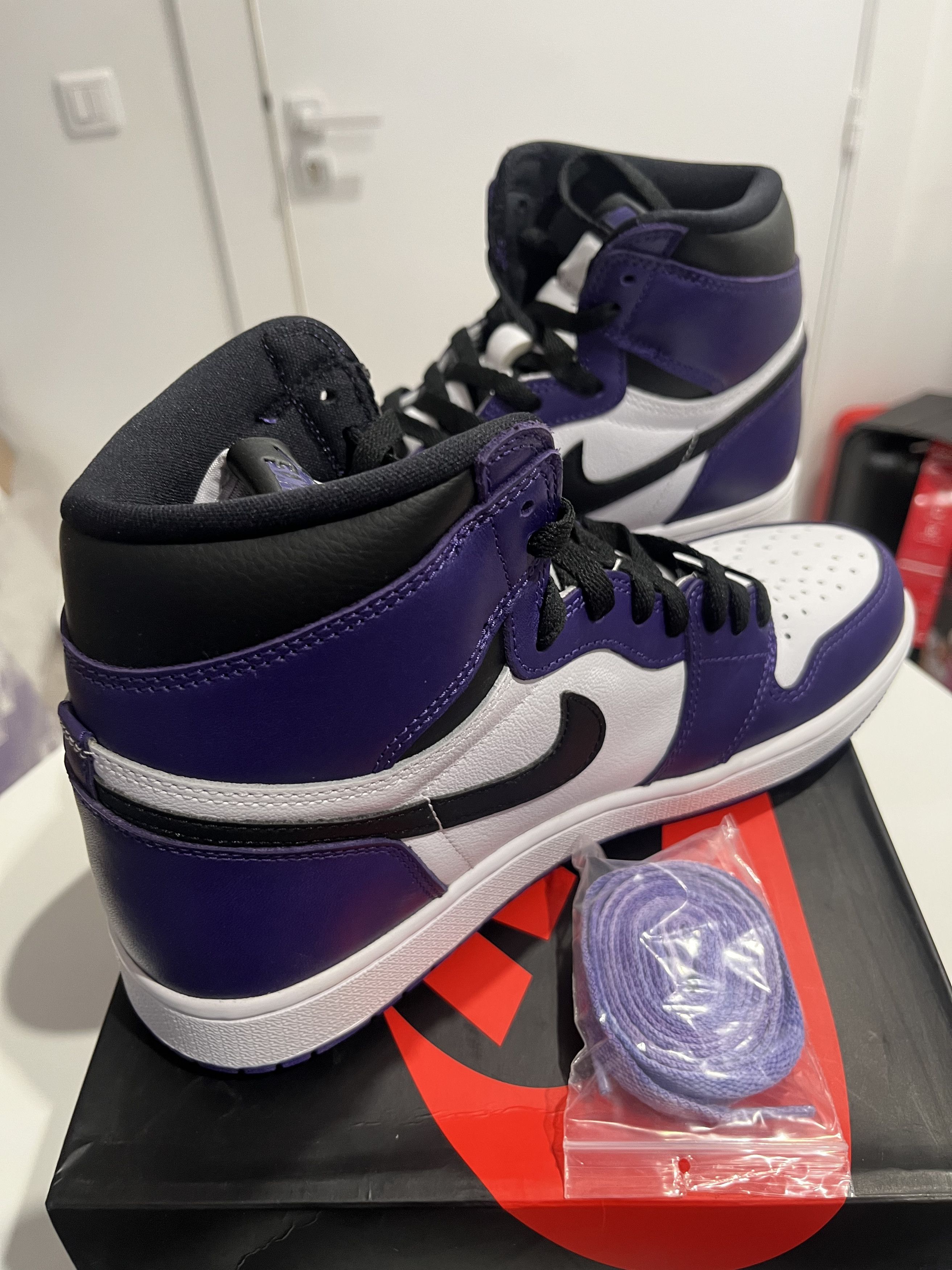 Nike Nike Air Jordan 1 Retro High OG Size US 9.5 / EU 42-43 - 2 Thumbnail