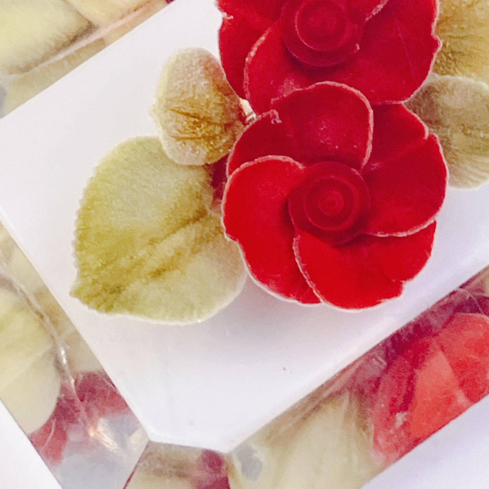 Vintage Vintage 1940s Reverse Carved Lucite Floral Brooch Red Roses Size ONE SIZE - 3 Thumbnail
