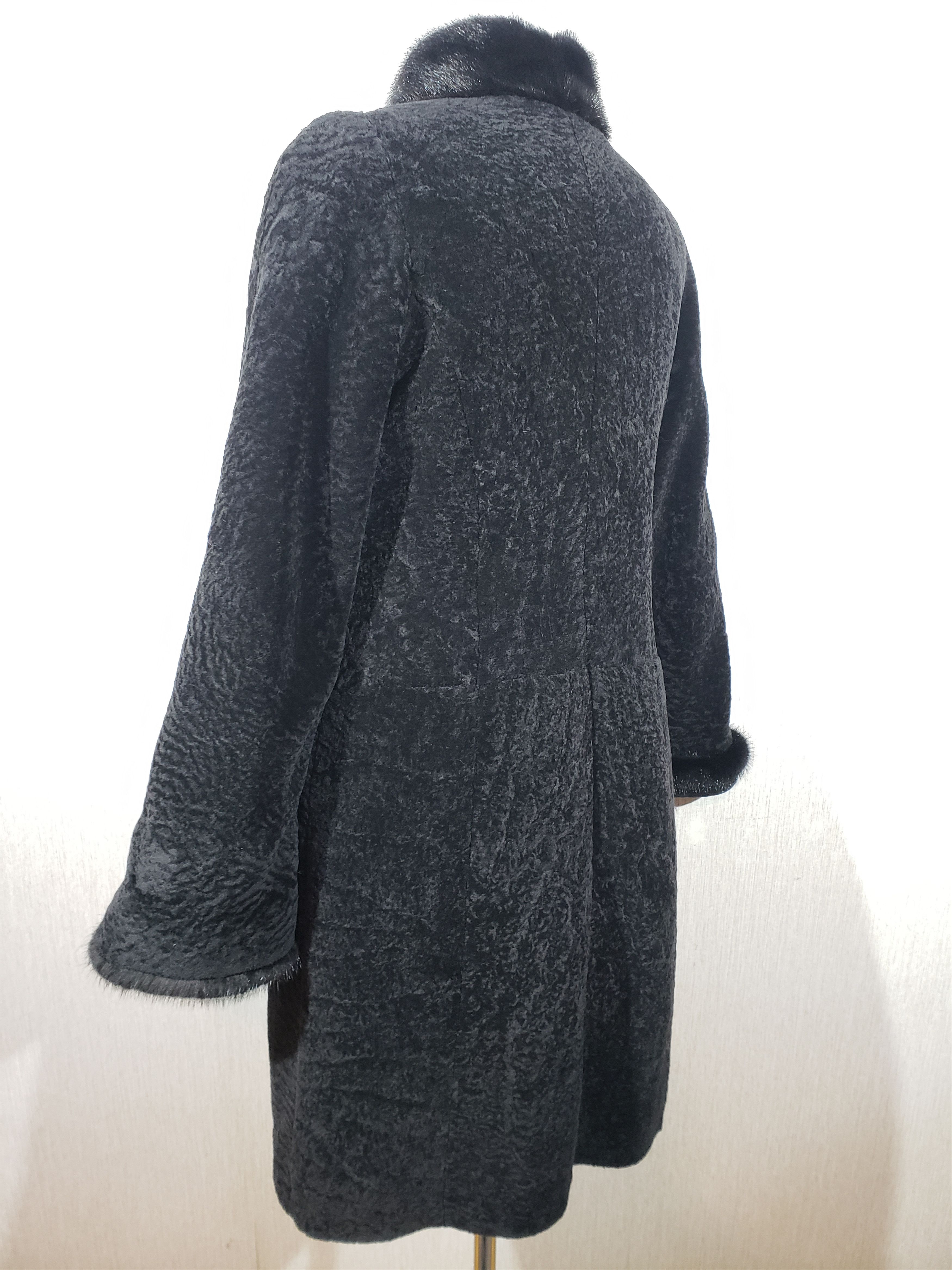 Uniqlo Black women's fur coat with a sheepskin and mink collar. Size L / US 10 / IT 46 - 5 Thumbnail