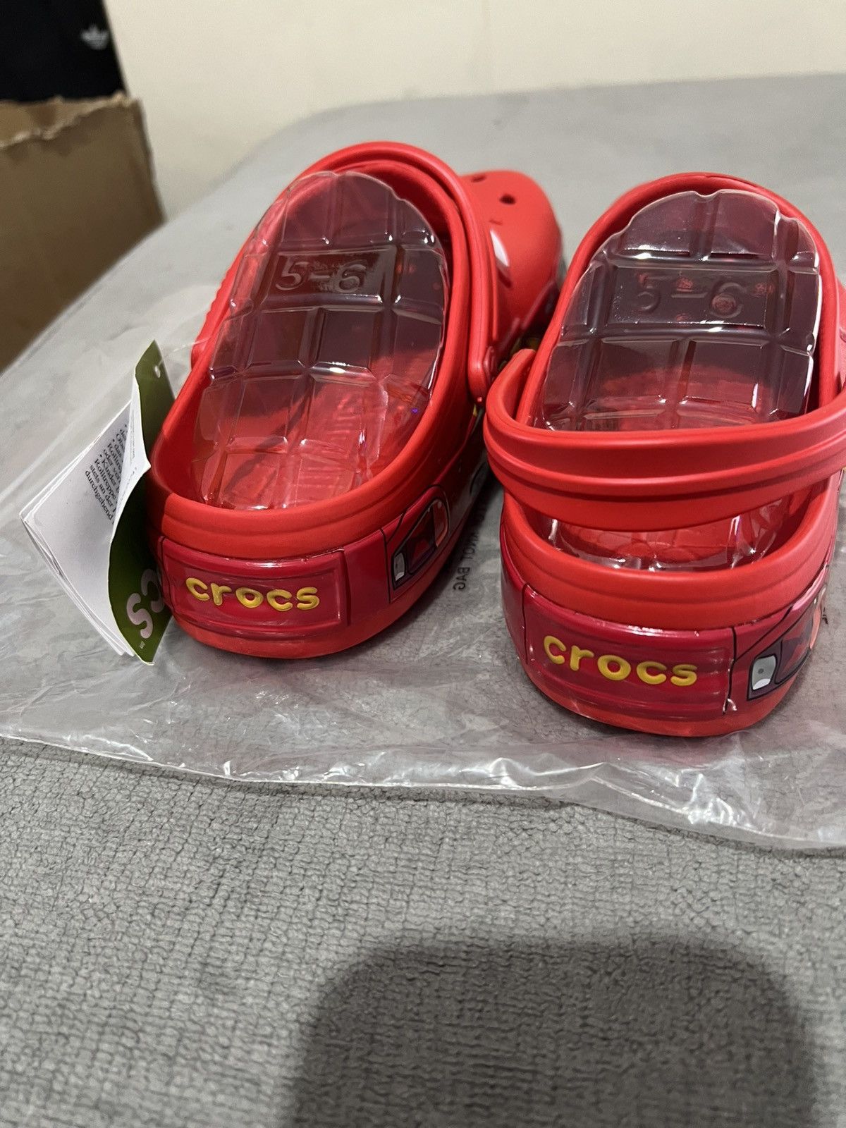Crocs × Disney Lightening Mcqueen Crocs Size US 7 / EU 40 - 4 Thumbnail