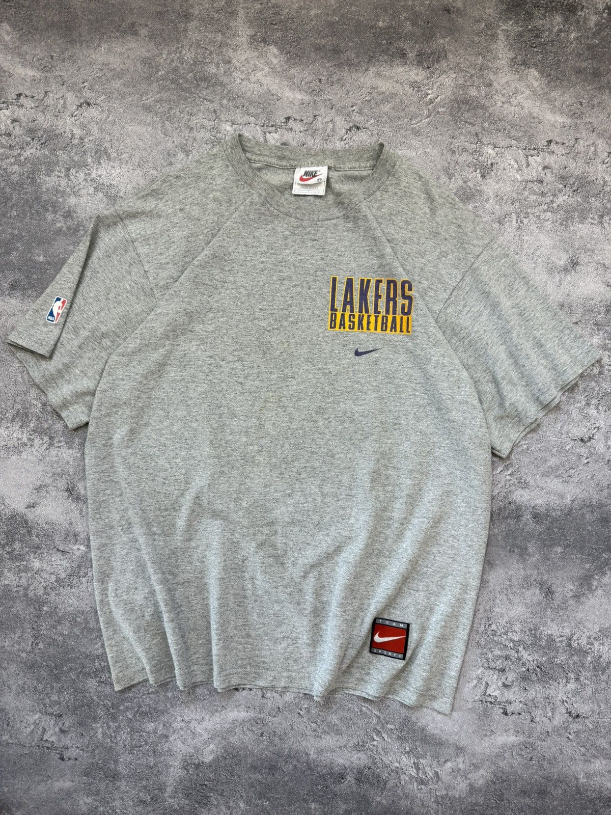 Nike Vintage 90s Nike Lakers NBA Basketball T-Shirt Y2K Rare Tee Size US M / EU 48-50 / 2 - 6 Thumbnail