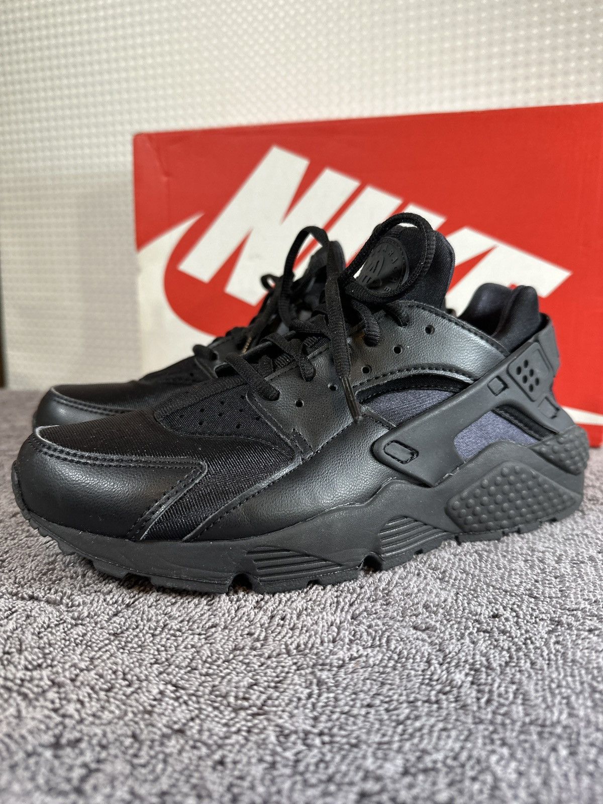 Nike Nike Air Huarache Triple Black (Women's) Size US 7 / IT 37 - 2 Thumbnail