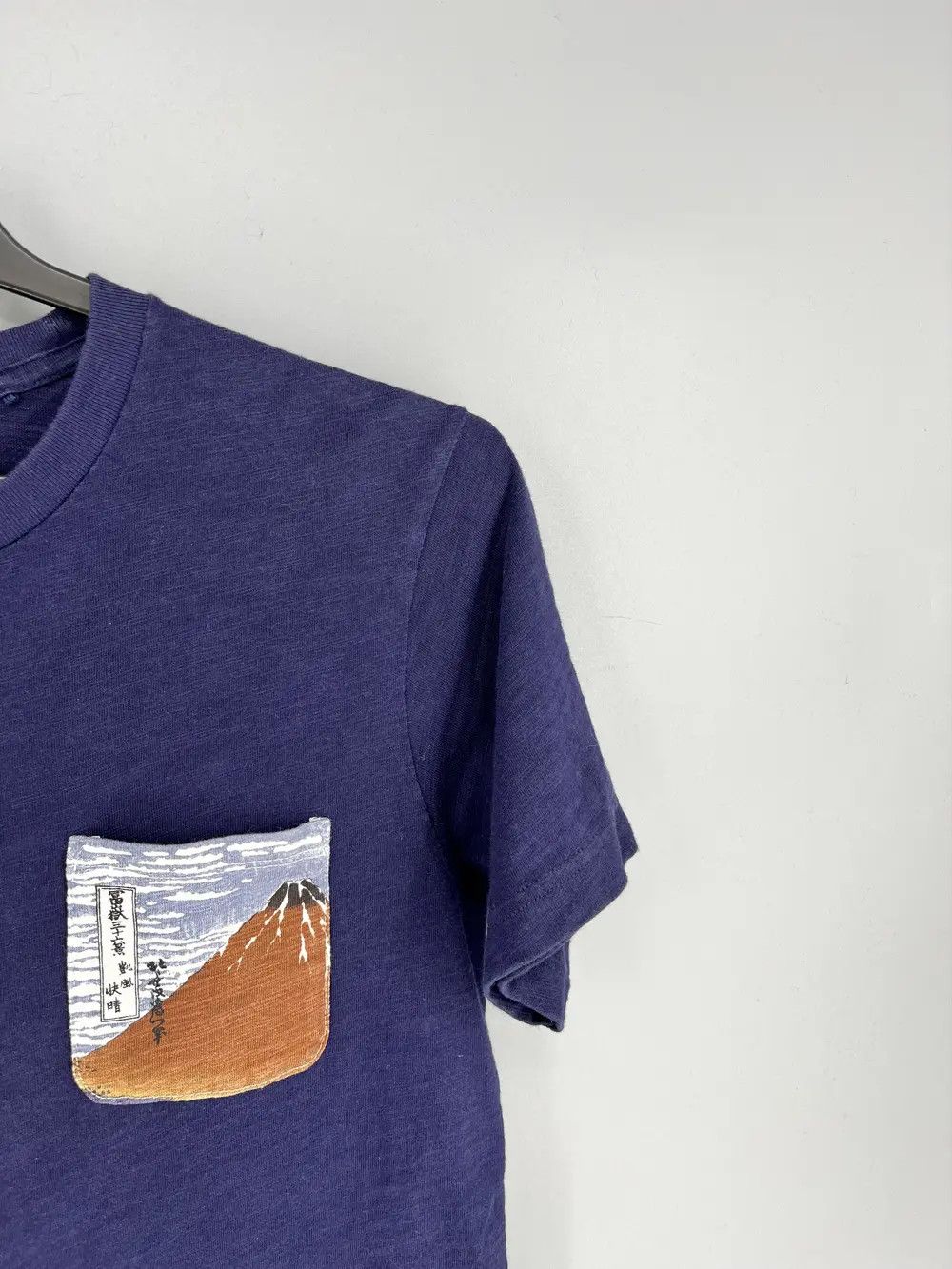 Japanese Brand × Uniqlo × Vintage Mens Uniqlo Hokusai Blue T Shirt art tee Japanese Brand y2k Size US S / EU 44-46 / 1 - 7 Thumbnail