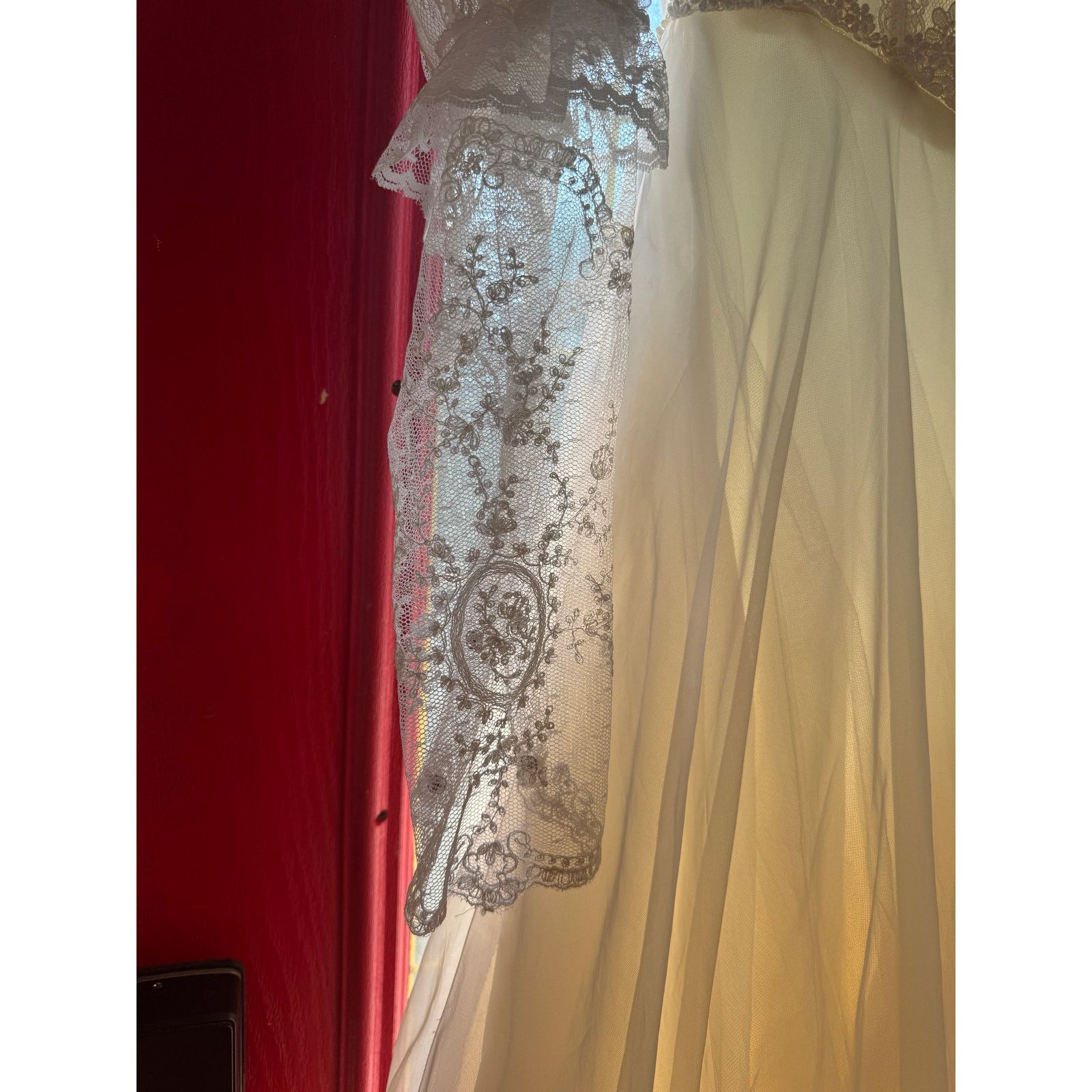 Luxe Vintage Eve of Milady Lace Stunning Wedding Dress with Hat Size S / US 4 / IT 40 - 9 Thumbnail