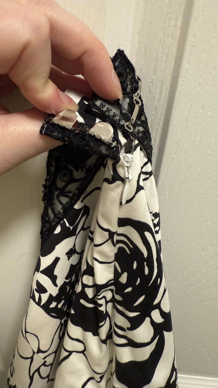 Industry of All Nations Elegant Black & White Floral Print Skirt Size 30" / US 8 / IT 44 - 4 Thumbnail