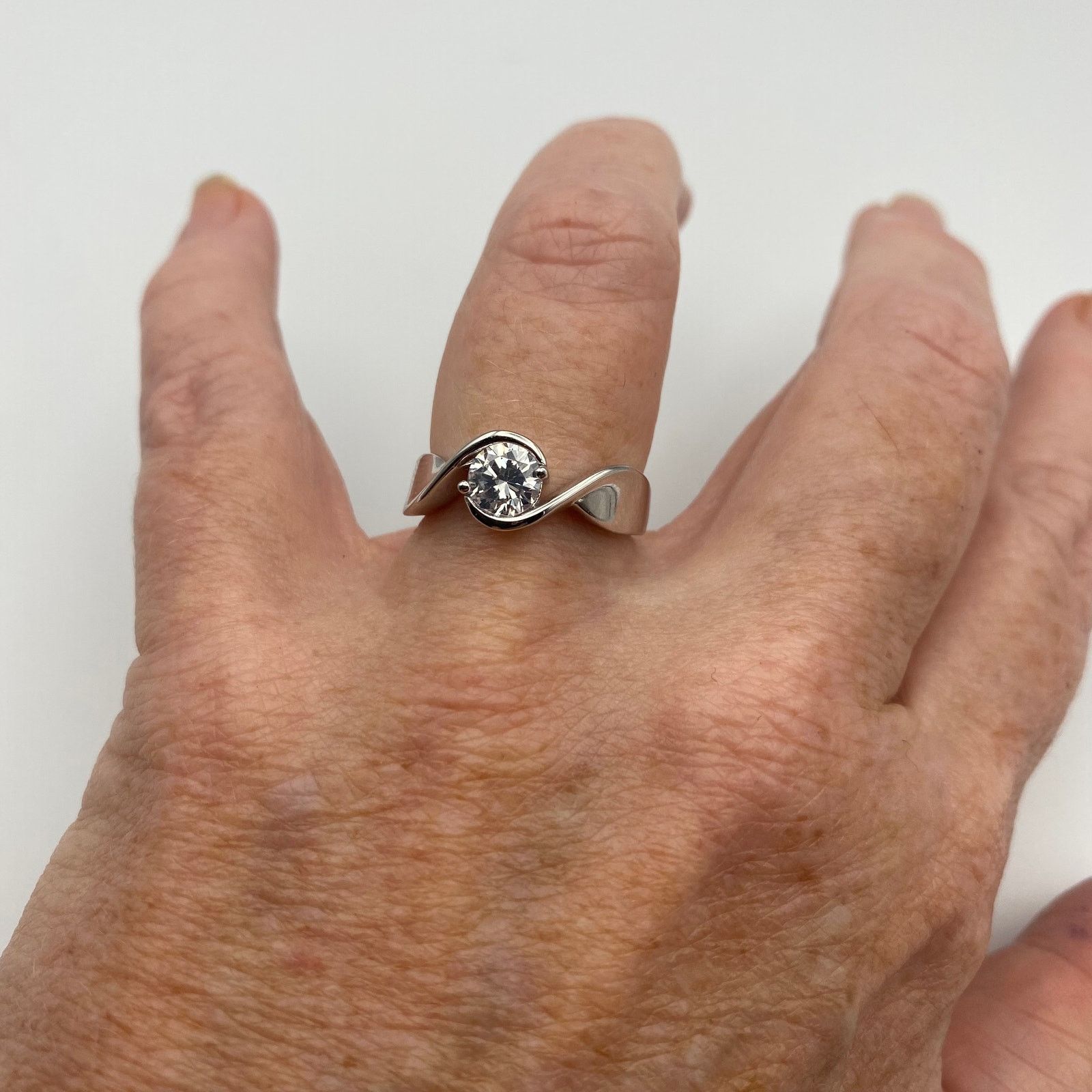 The Unbranded Brand Sterling Silver Twisted Round Clear CZ Ring Sizes 7,8 Size ONE SIZE - 5 Thumbnail