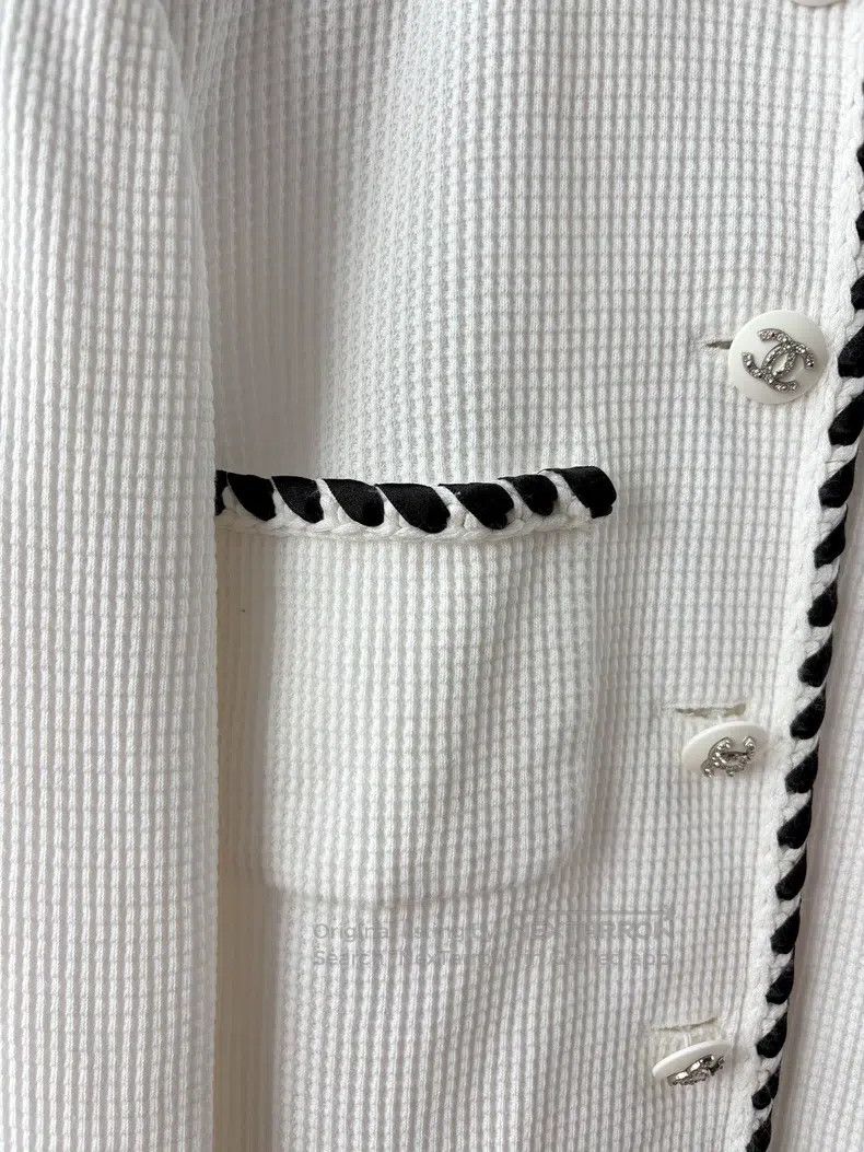 Chanel Chanel 21C popular white and black rolled-edged waffle coa Size XS / US 0-2 / IT 36-38 - 2 Thumbnail