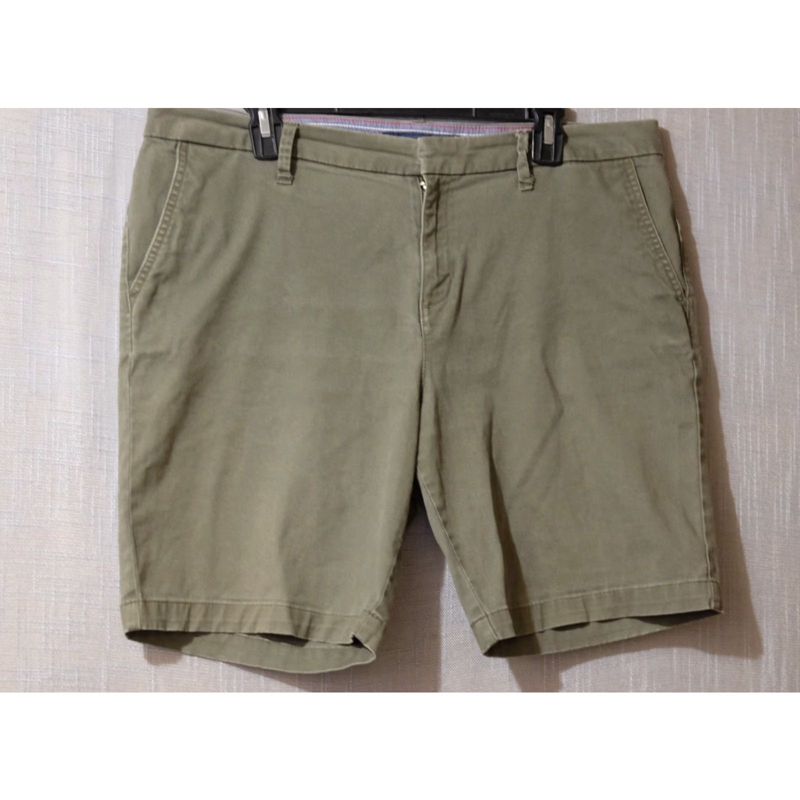 Tommy Hilfiger Tommy Hilfiger Casual Shorts Bermuda Women Size 14 Green Stretch Pockets Logo Zipper 4.75 in Inseam Casual Work Travel 90s? (no need) Size 36" / US 14 / IT 50 - 2 Thumbnail