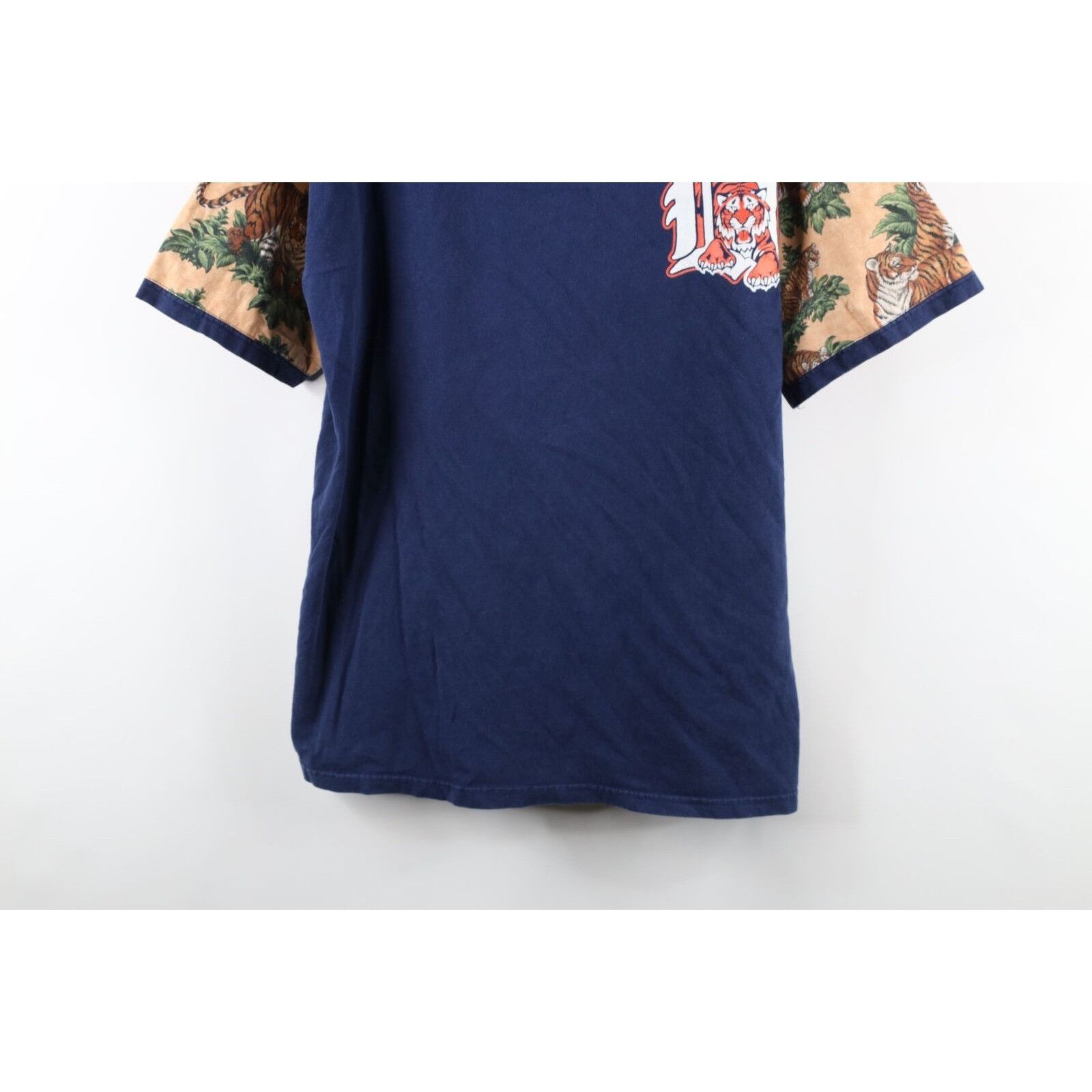 Majestic × Vintage Vintage Majestic Distressed Detroit Tigers Baseball T-Shirt Size US L / EU 52-54 / 3 - 3 Thumbnail
