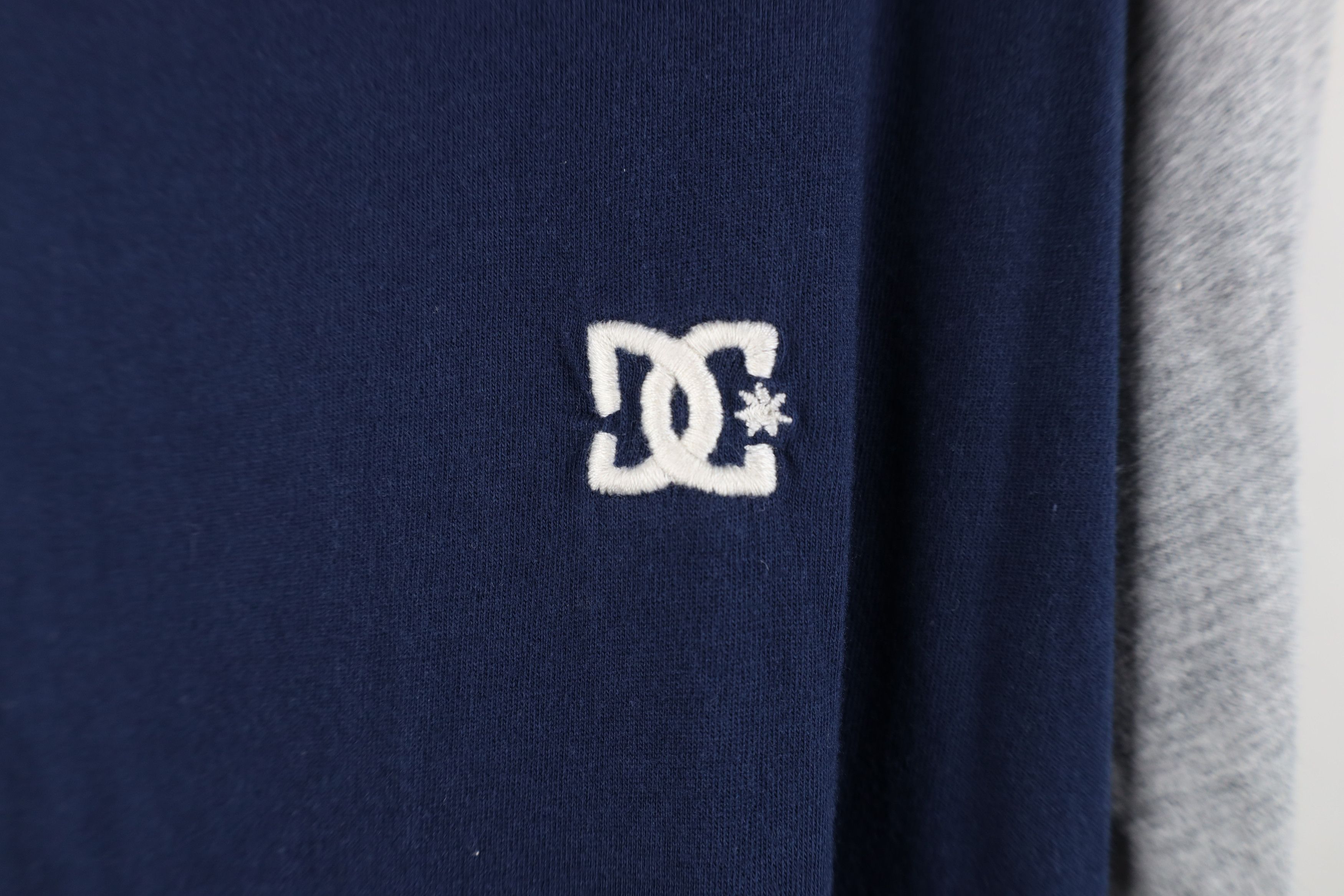 Vintage Vintage Y2K DC Shoes Skateboarding Block Hoodie T-Shirt Blue Size US L / EU 52-54 / 3 - 6 Thumbnail