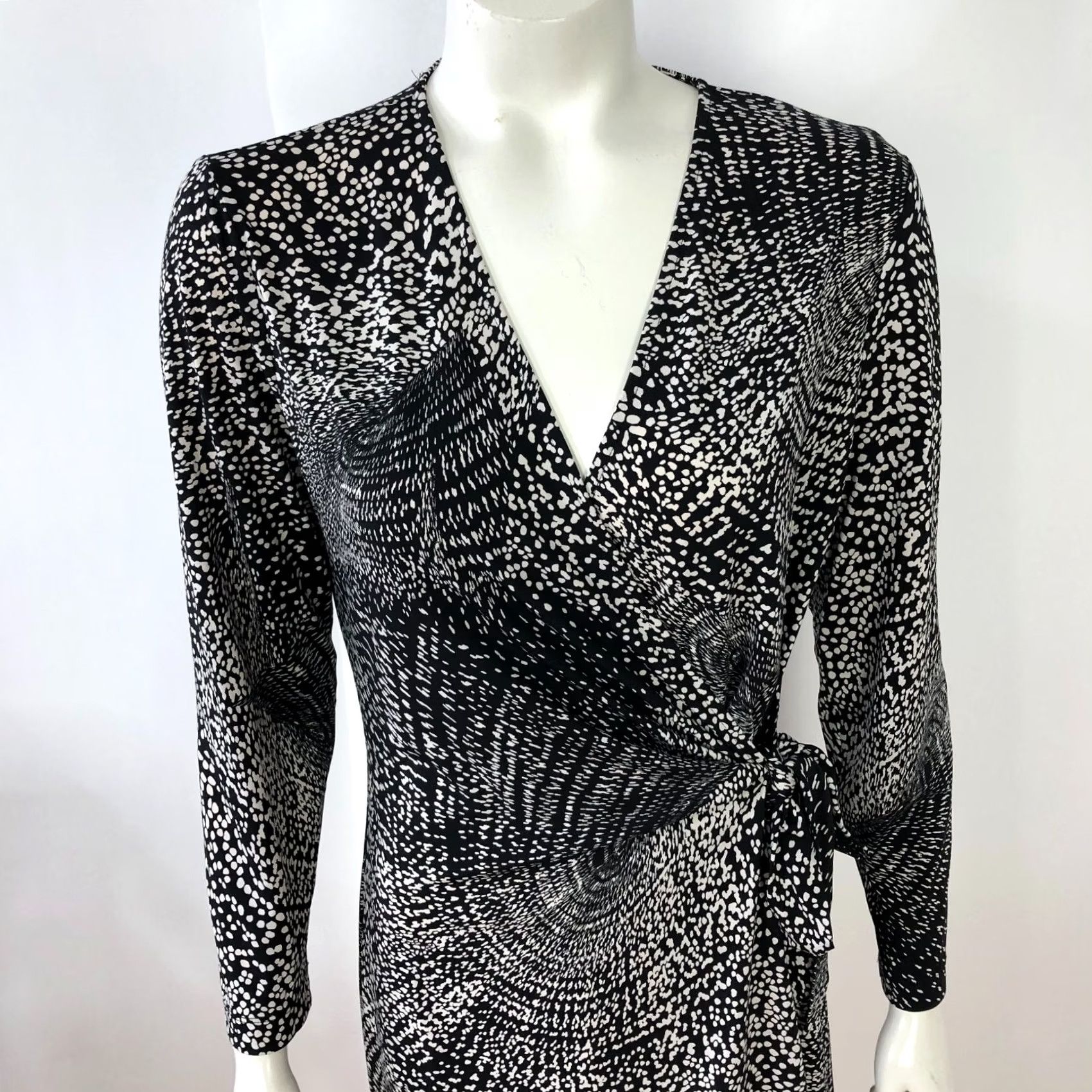 Bcbgmaxazria BCBGMAXAZRIA Dress V-Neck Faux Wrap Knee Length Black Ivory Womens L Sleeve Pullover Pattern All Over Print Casual Party/Cocktail Size L / US 10 / IT 46 - 3 Thumbnail