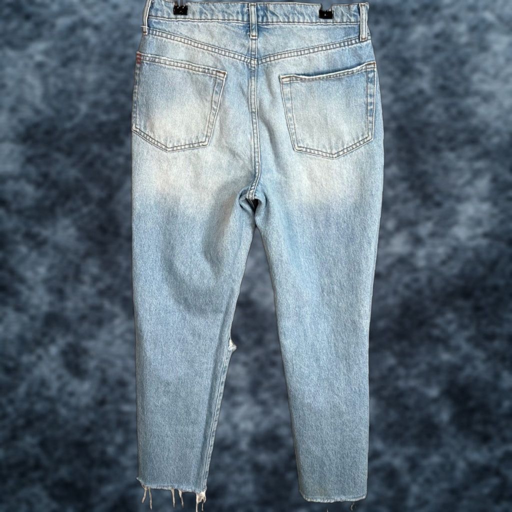 Urban Outfitters BDG Urban Outfitters Slim Straight Distressed Light Wash Jeans Size 27 Frayed Womens Jeans 27distressed Slim Straight Blue 90s? Size 27" / US 4 / IT 40 - 1 Thumbnail