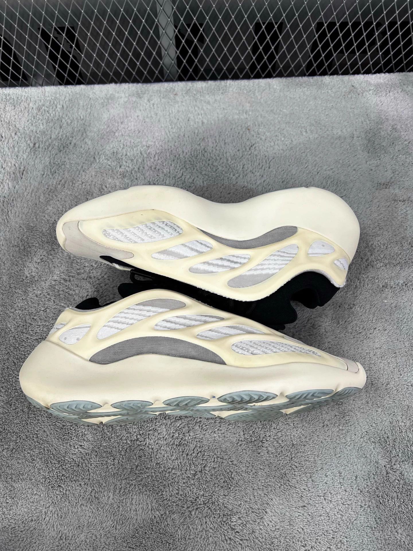 Yeezy Yeezy Boost 700 V3 Azael 2019 OTO 44.5 Size US 11.5 / EU 44-45 - 4 Thumbnail