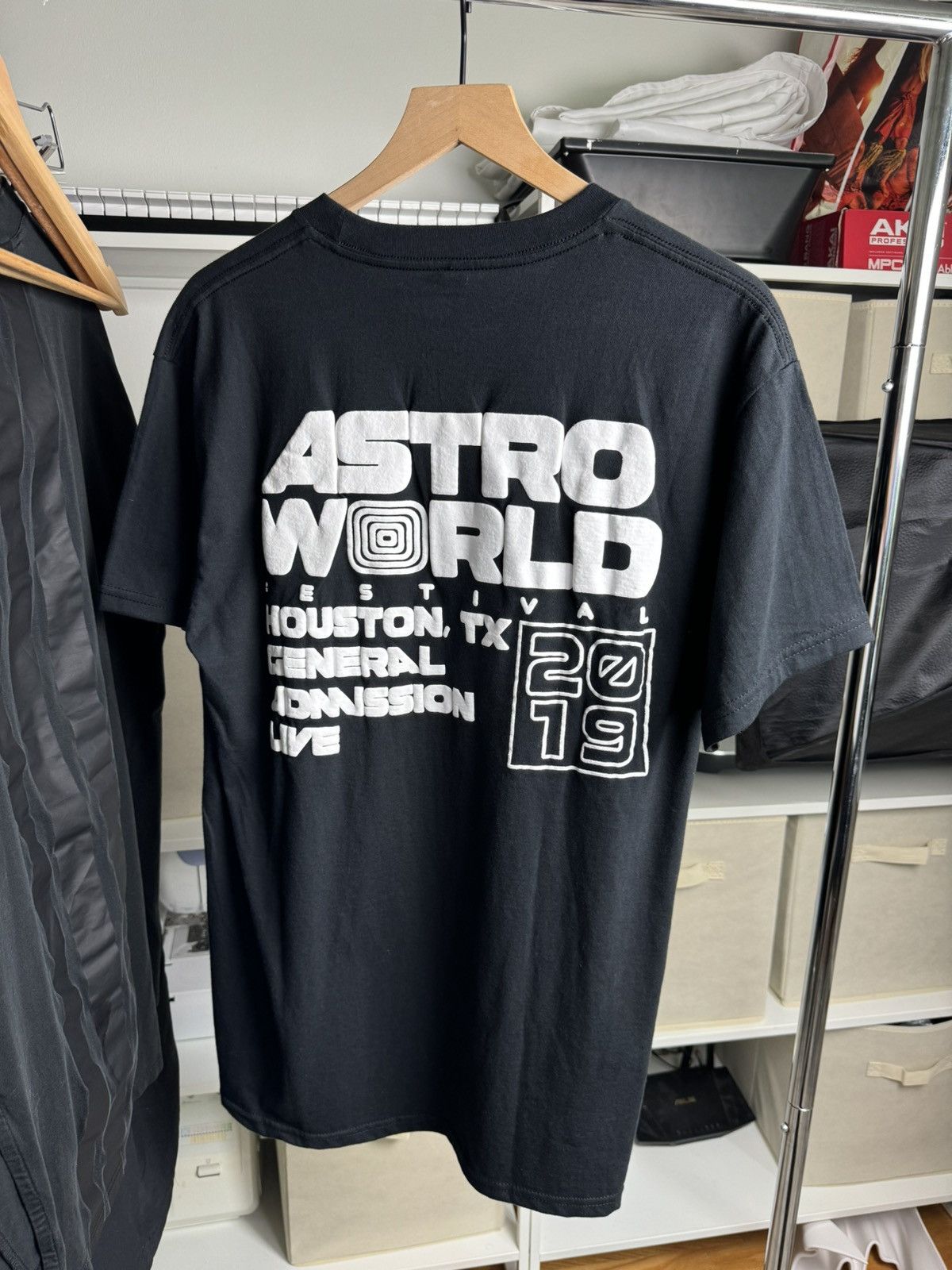 Travis Scott Travis Scott Astrofest 2019 Staff Embossed Tee Size US L / EU 52-54 / 3 - 2 Thumbnail