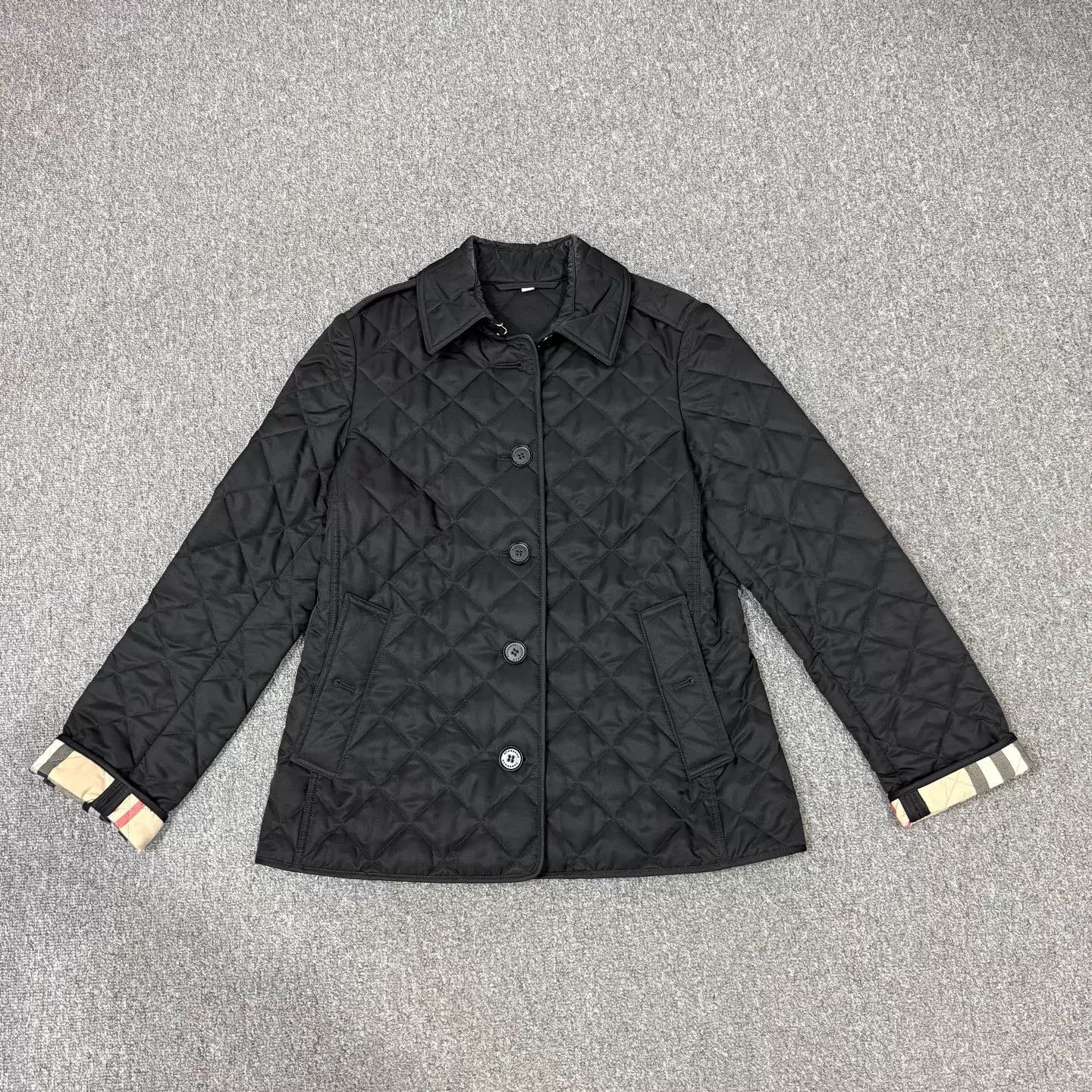 Burberry Burberry black check puffer jacket L mint Size L / US 10 / IT 46 - 1 Thumbnail