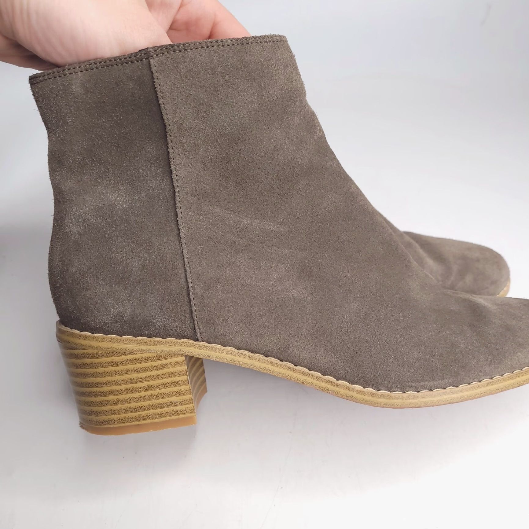 Clarks VINTAGE? Clarks Boots Women 8 Brown Suede Leather Ankle Zip Heel Bootie Sunset Beige Boots Women 8 Brown Leather Suede Ankle Zip Heel Bootie Size US 8 / IT 38 - 3 Thumbnail