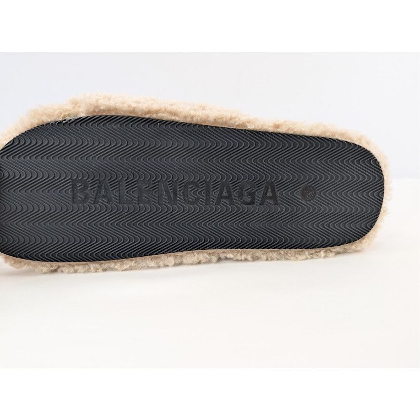 Balenciaga o1rshd1 Fake Furry Slide Slipper in Beige / White / Red Size US 11 / EU 44 - 12 Thumbnail