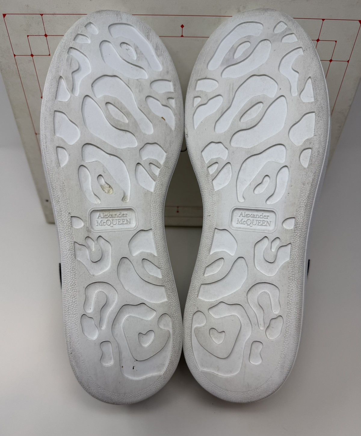 Alexander McQueen Alexander McQueen Oversized Sneaker Suede White/Black Size US 8 / EU 41 - 6 Thumbnail
