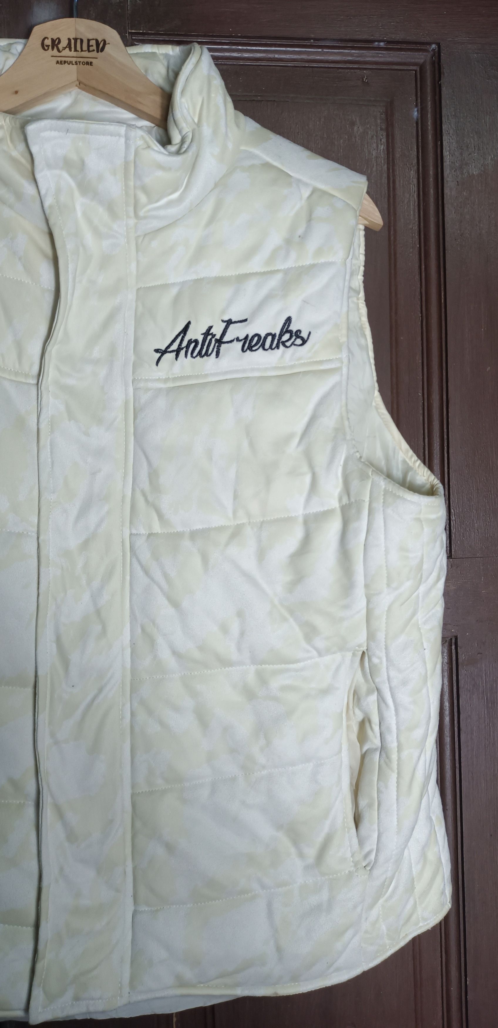 In The Attic In The Attic Homme "Anti Freaks" Camo Flag Puffer Vests Size US M / EU 48-50 / 2 - 3 Thumbnail