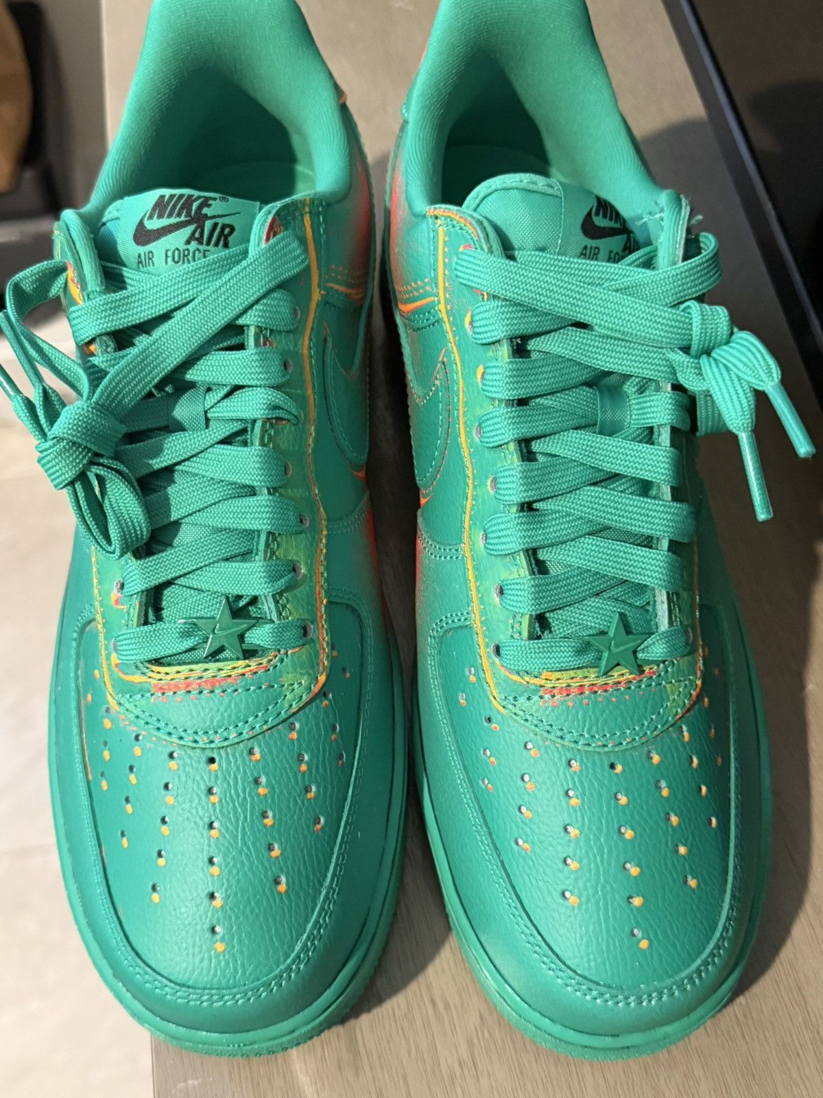 Nike Size 9.5 - Nike Air Force 1 '07 Low Stadium Green Crimson Size US 9.5 / EU 42-43 - 4 Thumbnail