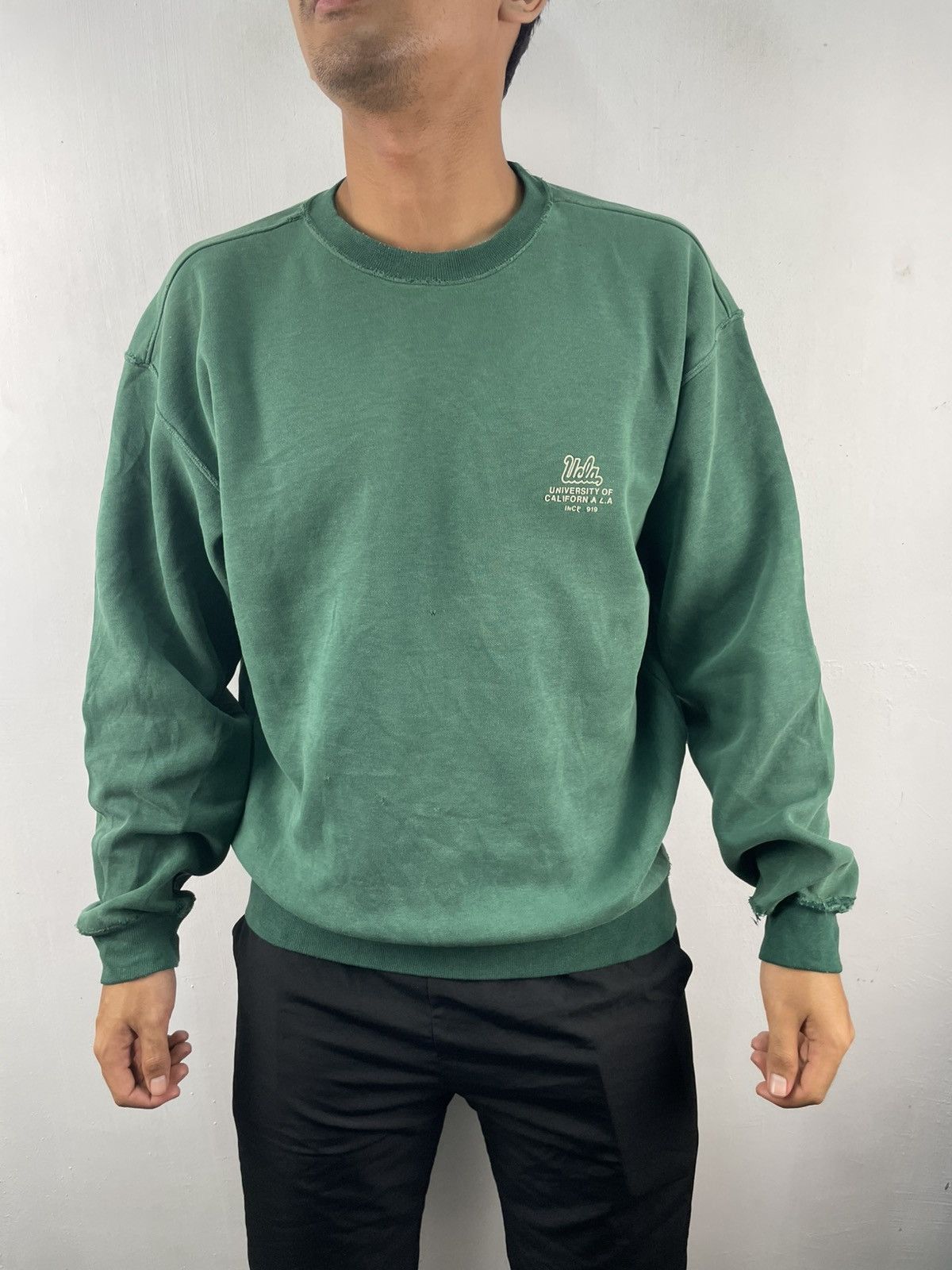 Vintage Vintage UCLA Crewneck Sweatshirt Distressed Faded Green Size US XL / EU 56 / 4 - 1 Thumbnail
