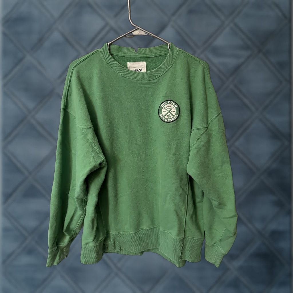 Vintage Aerie Sweatshirt Main: The Chill Green Ice Ski Resort Patches Womens XS Crew Neck Raglan Sleeve Size XS / US 0-2 / IT 36-38 - 1 Thumbnail