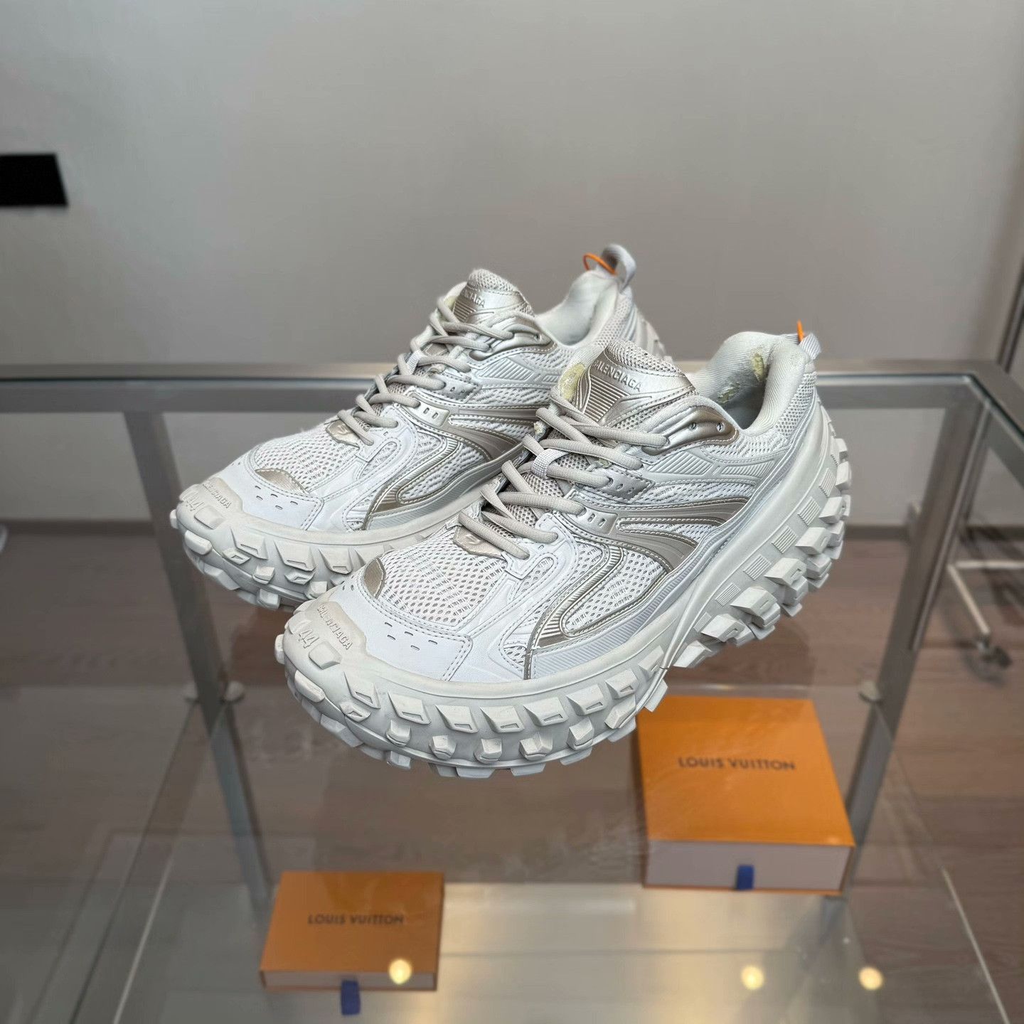Balenciaga Balenciaga Lowtop Sneakers 44 Men Size US 10.5 / EU 43-44 - 1 Thumbnail