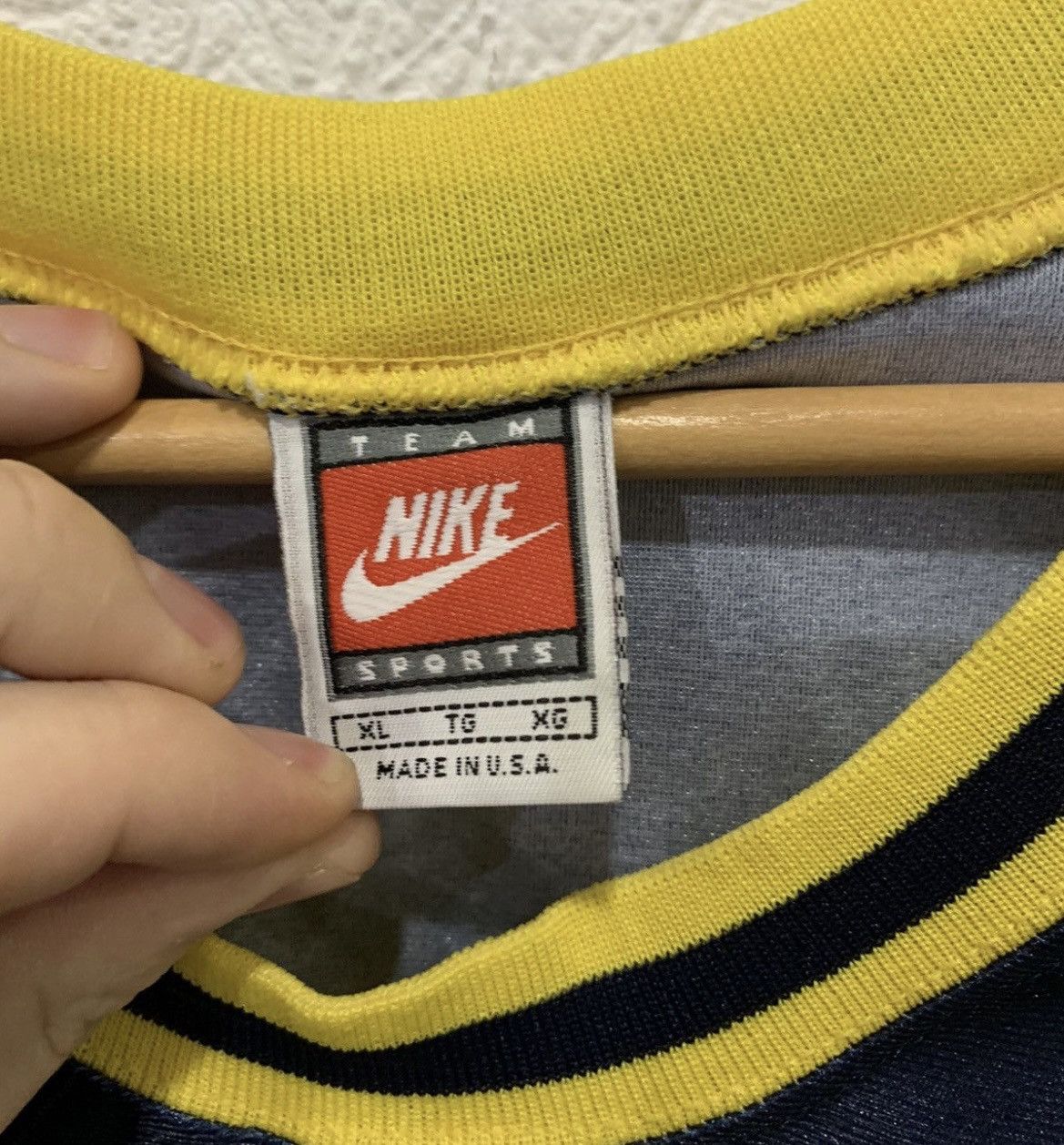 Nike MICHIGAN NIKE BASKETBALL JERSEY 54 90’s NBA Size US XL / EU 56 / 4 - 4 Thumbnail