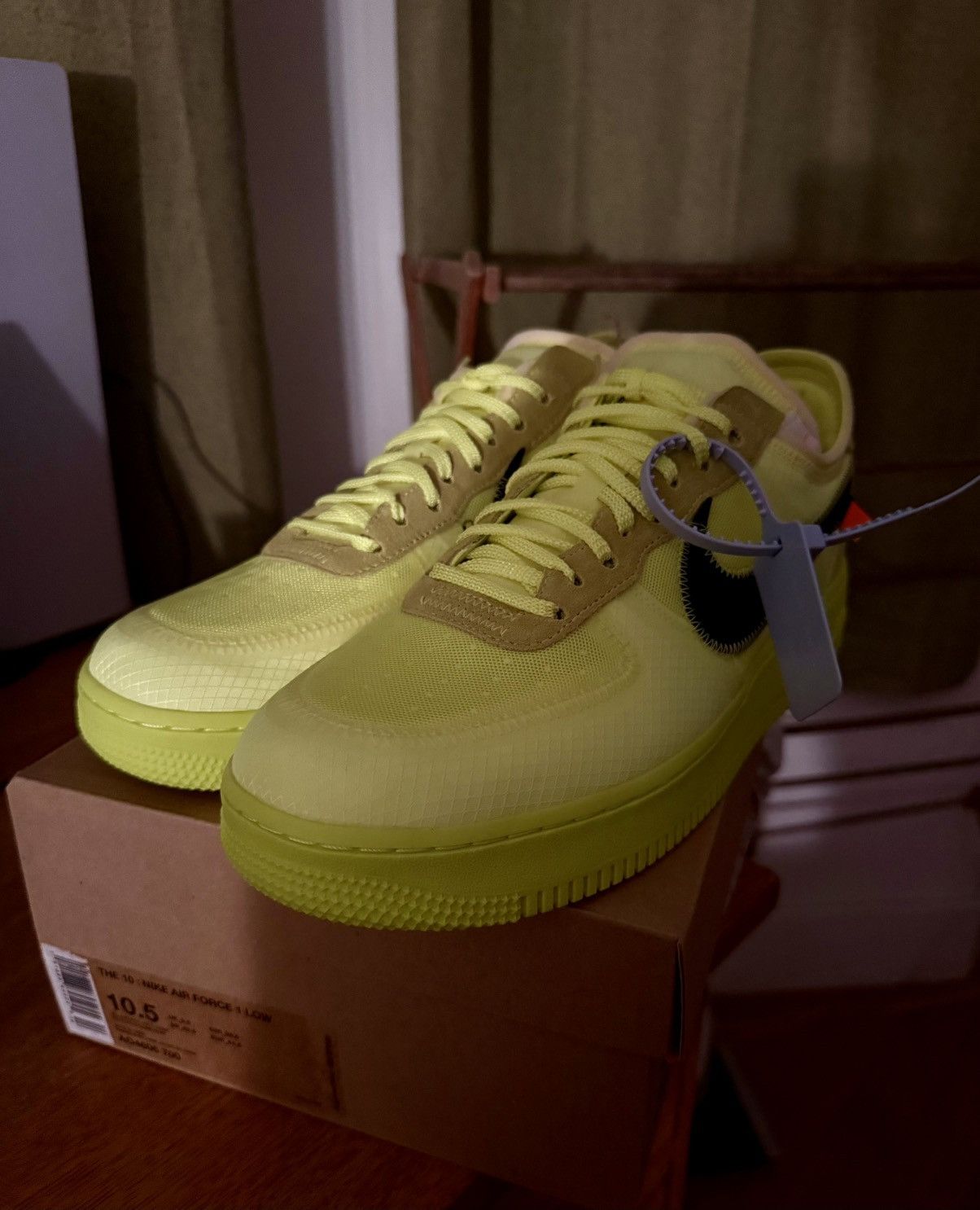 Nike Size 10.5 - Nike Air Force 1 Low Off-White Volt (2018) / DS Size US 10.5 / EU 43-44 - 12 Thumbnail
