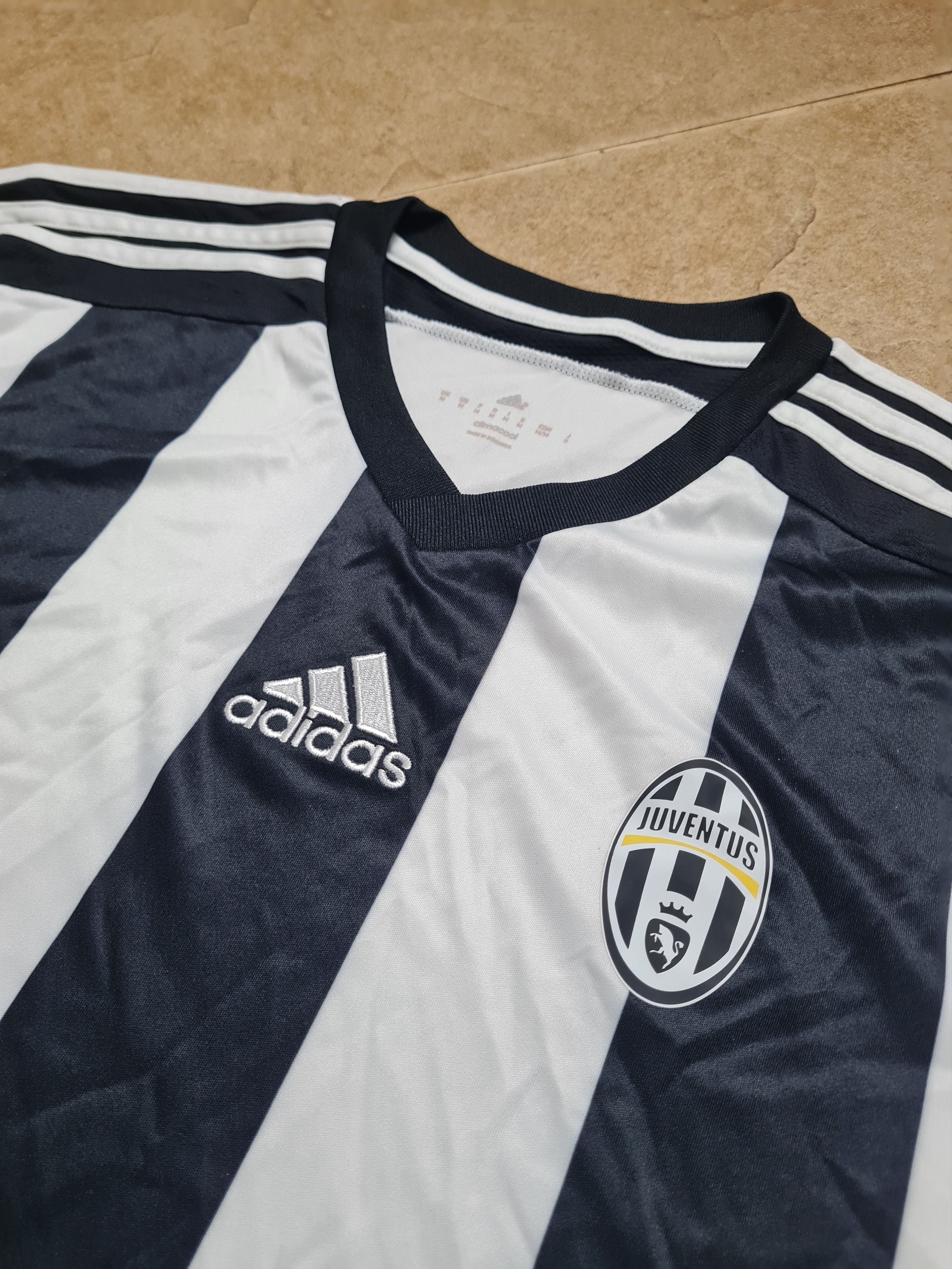 Adidas JUVENTUS 2015-16 HOME FOOTBALL SOCCER JERSEY ACADEMY ADIDAS Size US M / EU 48-50 / 2 - 13 Thumbnail