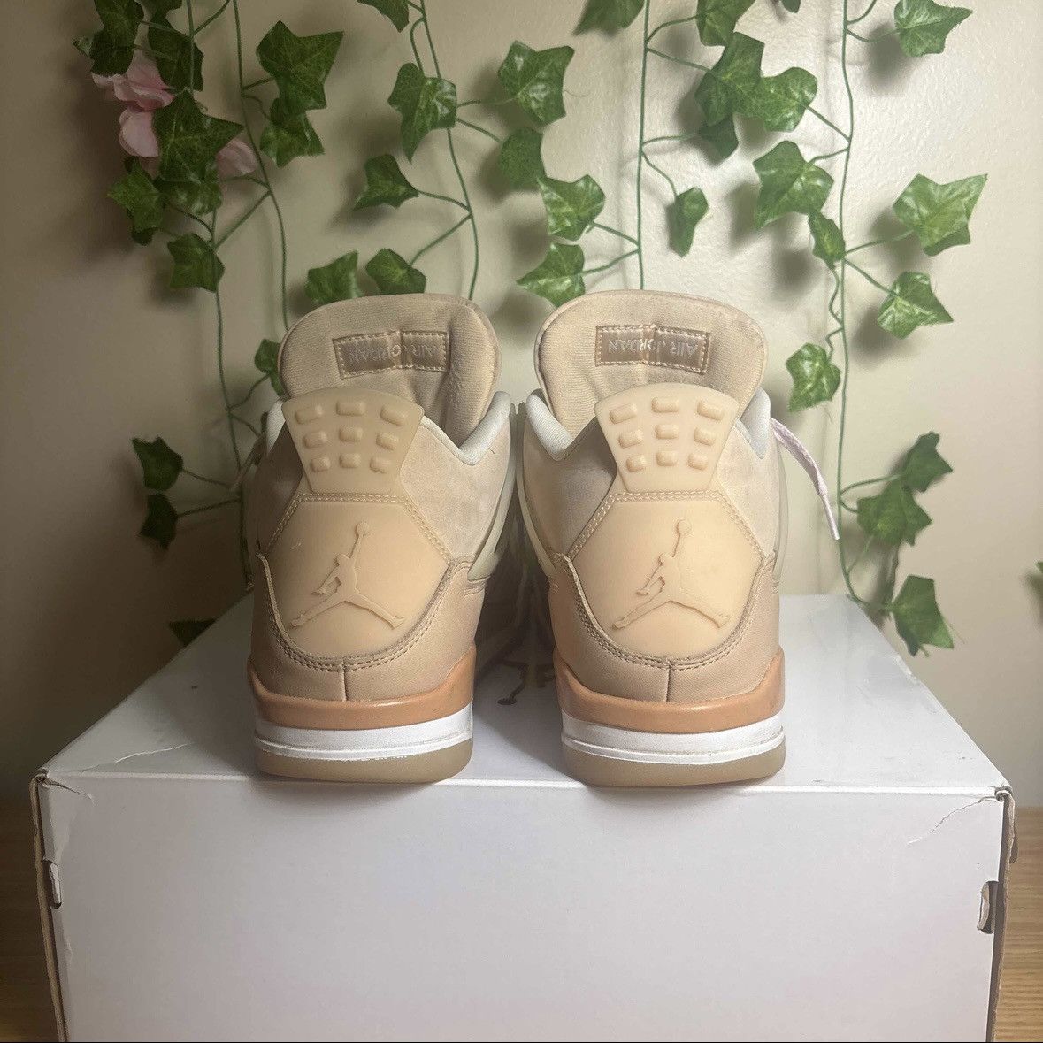 Jordan Brand Wmns Air Jordan 4 Retro 'Shimmer' Size US 11 / IT 41 - 4 Thumbnail