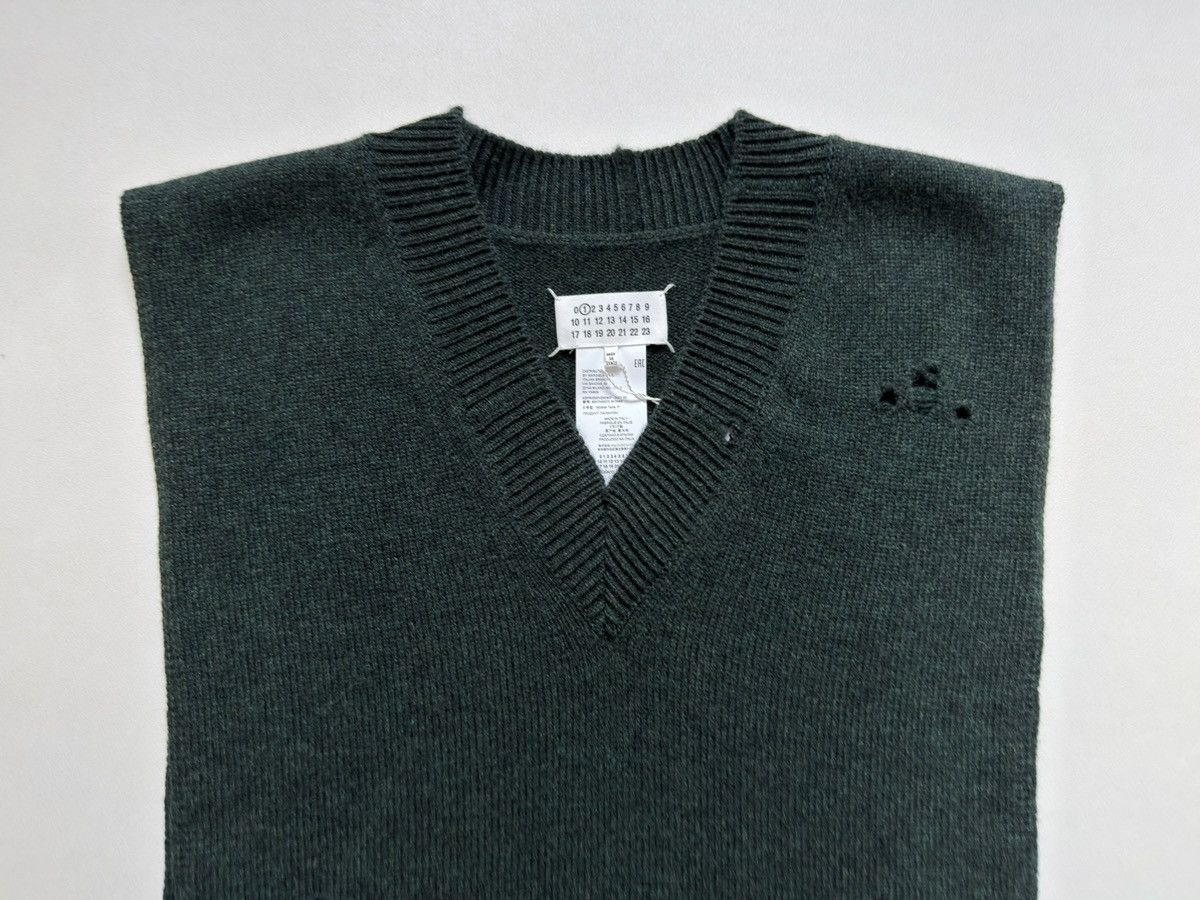 Maison Margiela A/W 21 Distressed Wool Sweater Vest Size US S / EU 44-46 / 1 - 3 Thumbnail
