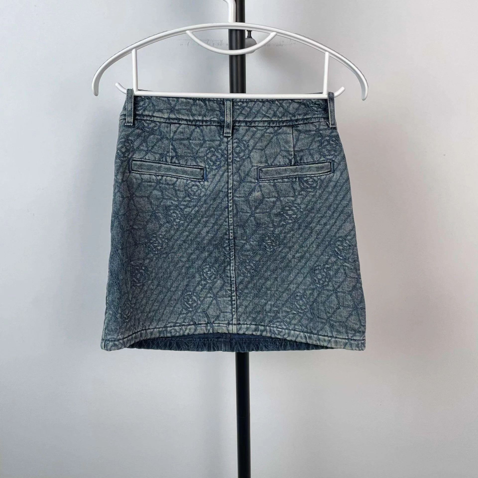 Chanel Chanel Vintage Denim Skirt Blue 34 Size 25" / US 0 / IT 36 - 2 Thumbnail