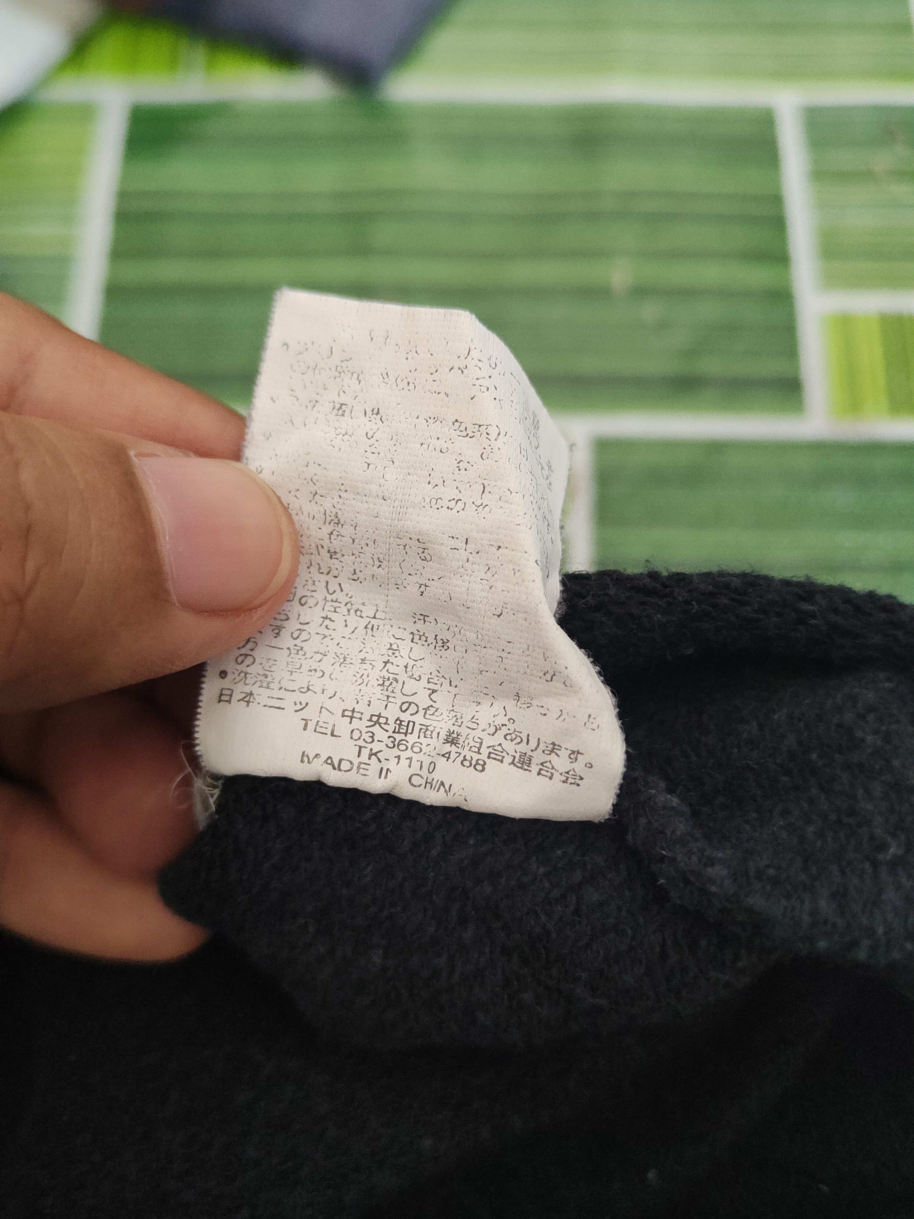 Japanese Brand Vintage Plain Faded Popular Model Black Sweatshirts Size US XL / EU 56 / 4 - 10 Thumbnail