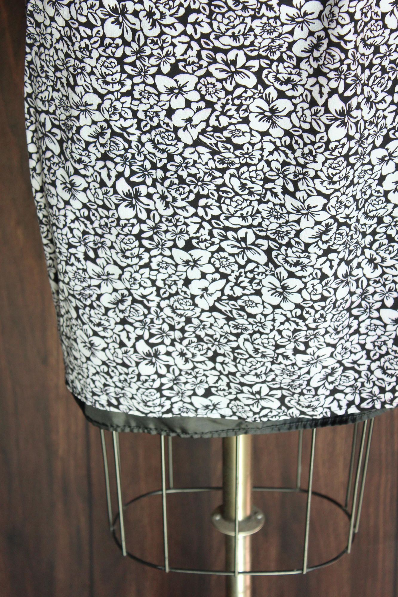 Vintage Vintage 1990s 2000s Wrap Skirt, Liz Claiborne Black and Whit Size 30" / US 8 / IT 44 - 3 Thumbnail