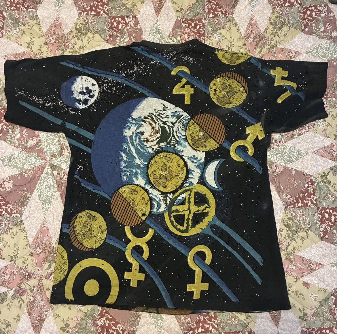 Fruit Of The Loom Vintage 90s RARE Thrashed Astrology Sun Moon AOP Tshirt Size US XL / EU 56 / 4 - 2 Thumbnail