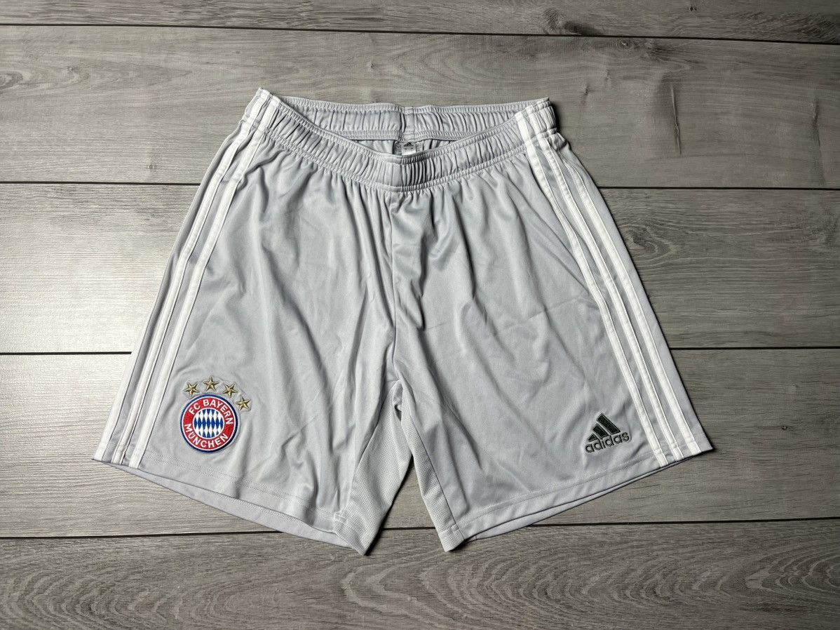 Adidas Adidas Fc Bayern Munchen soccer shorts size Large Size US 34 / EU 50 - 1 Thumbnail
