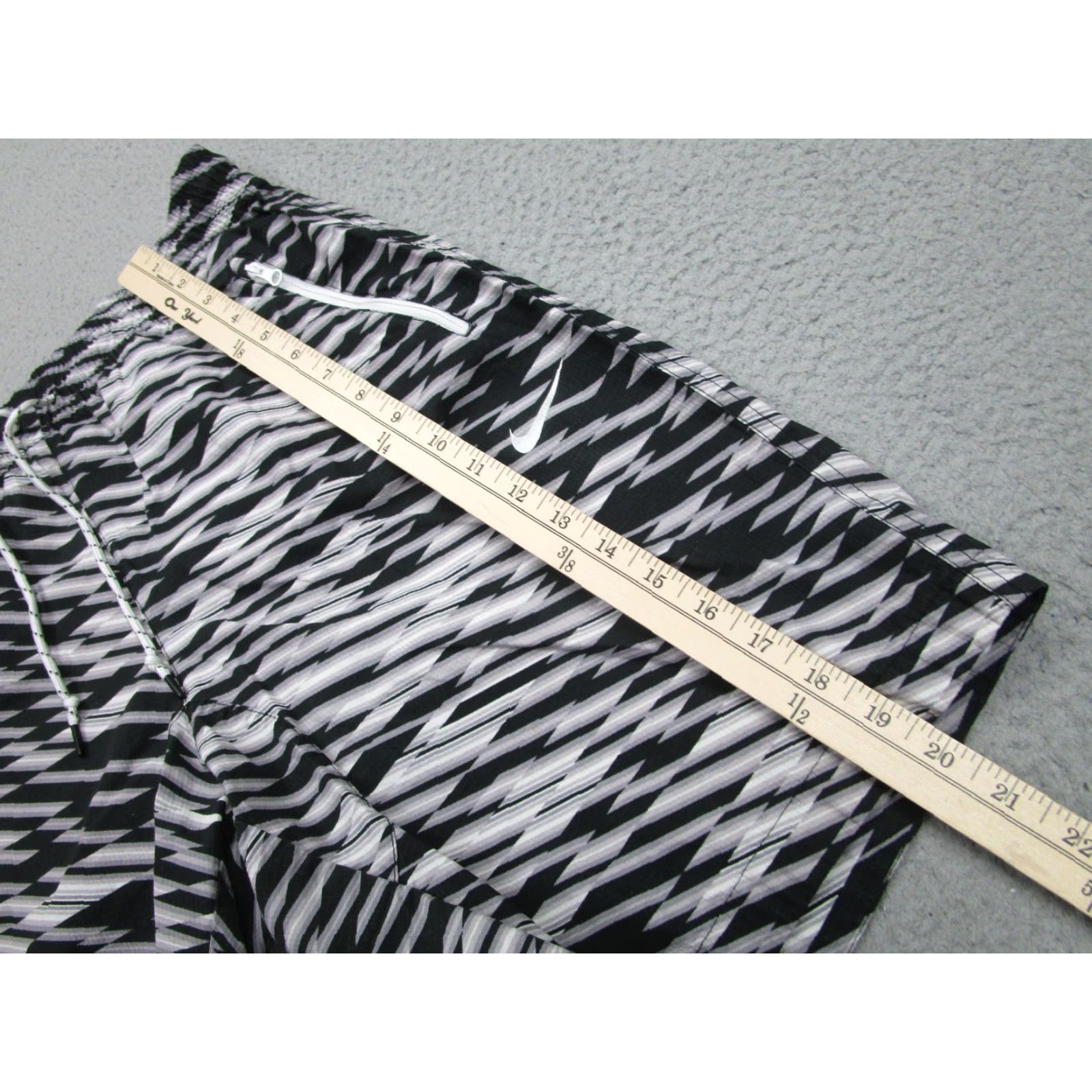 Nike Nike Shorts Mens Large Black Geometric Zip Pockets Athletic Running Training Size US 33 - 6 Thumbnail
