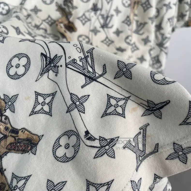 Louis Vuitton Louis Vuitton Full Zoo Crew Neck T-Shirt Size US L / EU 52-54 / 3 - 5 Thumbnail