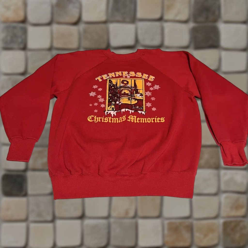 Vintage VINTAGE Tennessee Christmas Memories Sweatshirt Unisex Adults 2XL Red Crew Neck Long Sleeve Pullover Christmas Holiday State Logo Graphic Print Size US XXL / EU 58 / 5 - 1 Thumbnail