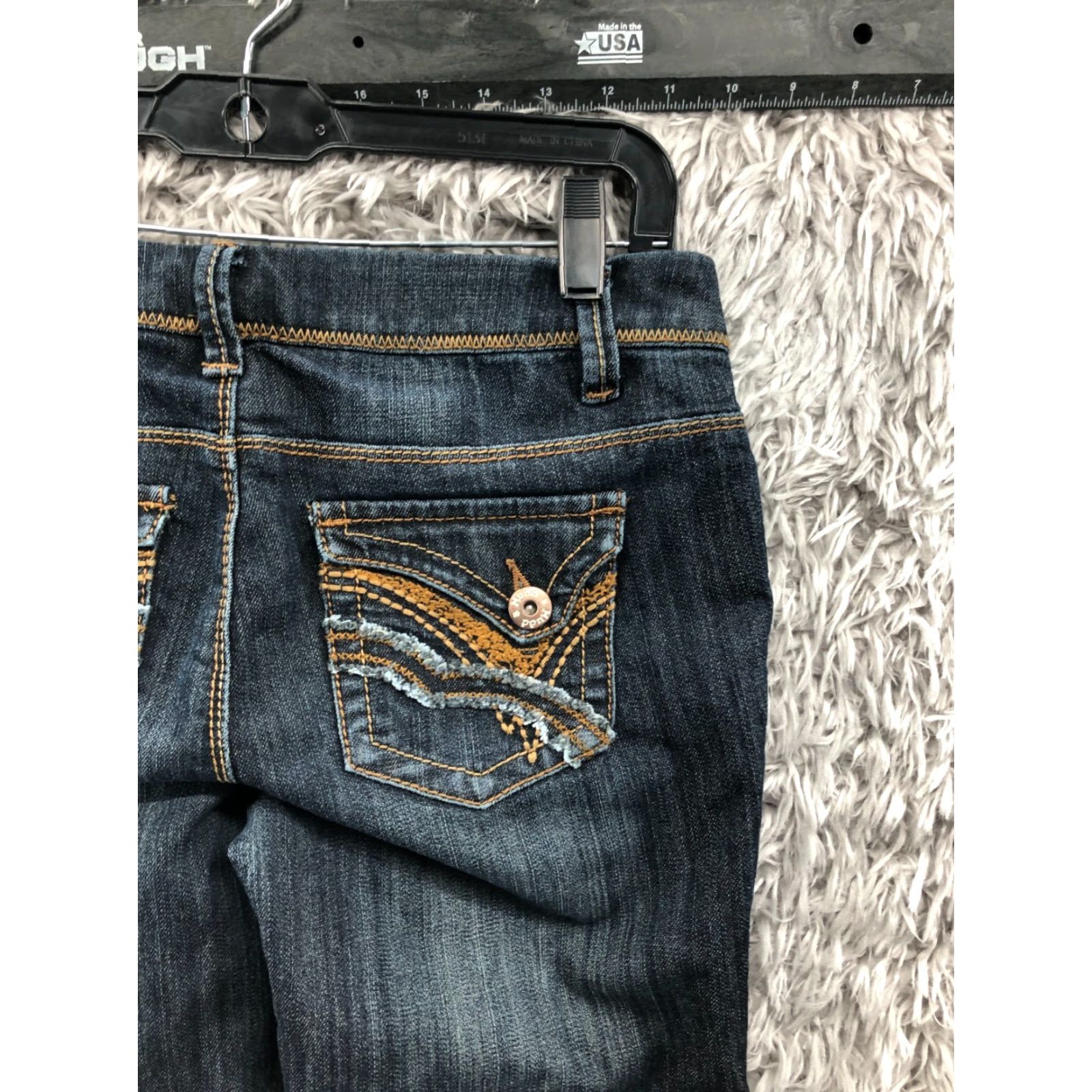 Denime Mudd Cuffed Capri Jeans Size 5 Juniors Low Rise Dark Blue Denim Womens Jeans Capri Rise 28 in Inseam 20 in Button Zipper 5-Pocket Denim Wear Blue Mudd Size 27" / US 4 / IT 40 - 6 Thumbnail