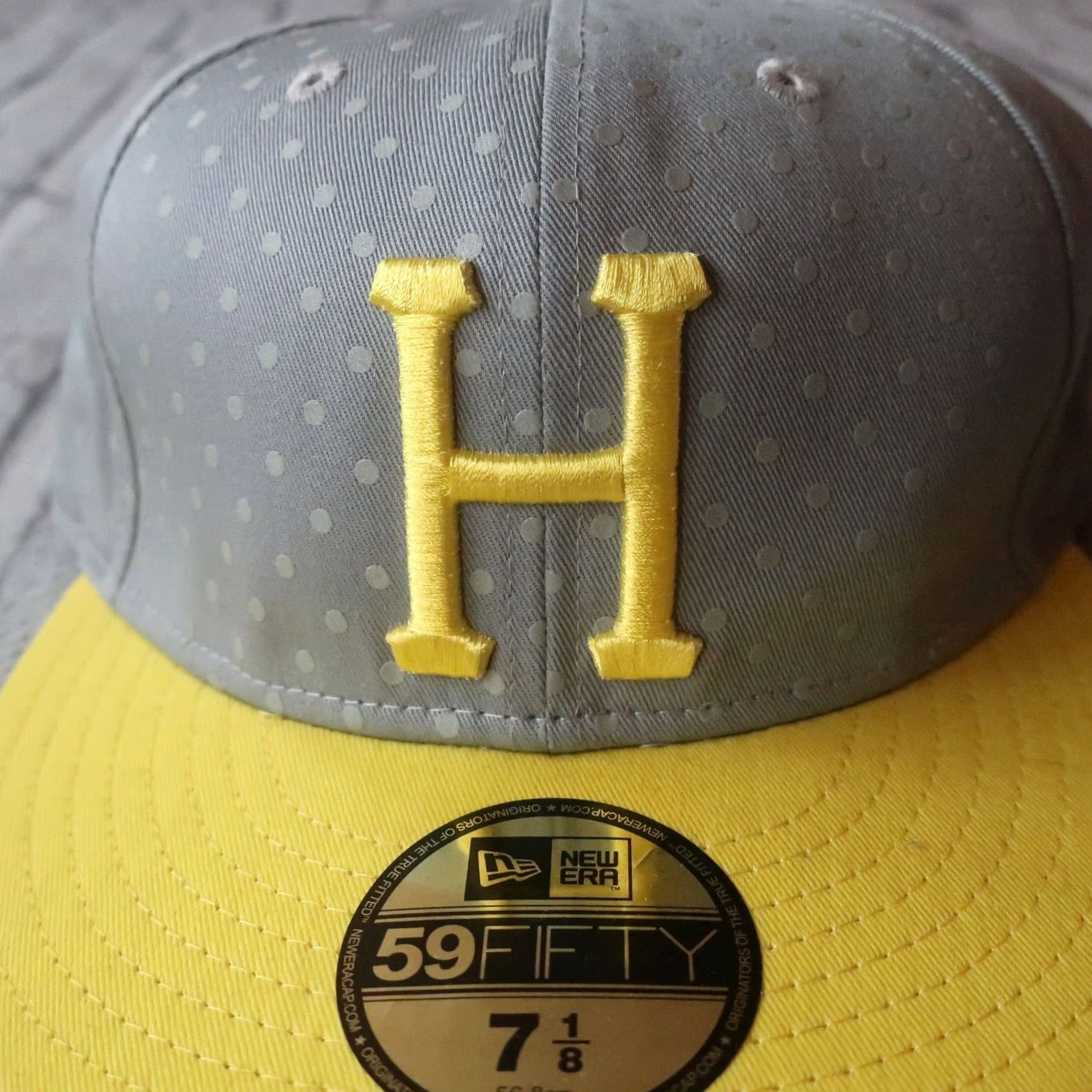 Huf VINTAGE HUF Hat Polka Dot Fitted New Era Yellow Men 7 1/8 Mens Hats Polka Dot Fitted Hat New Era Cap Vintage 2007 Size ONE SIZE - 2 Thumbnail