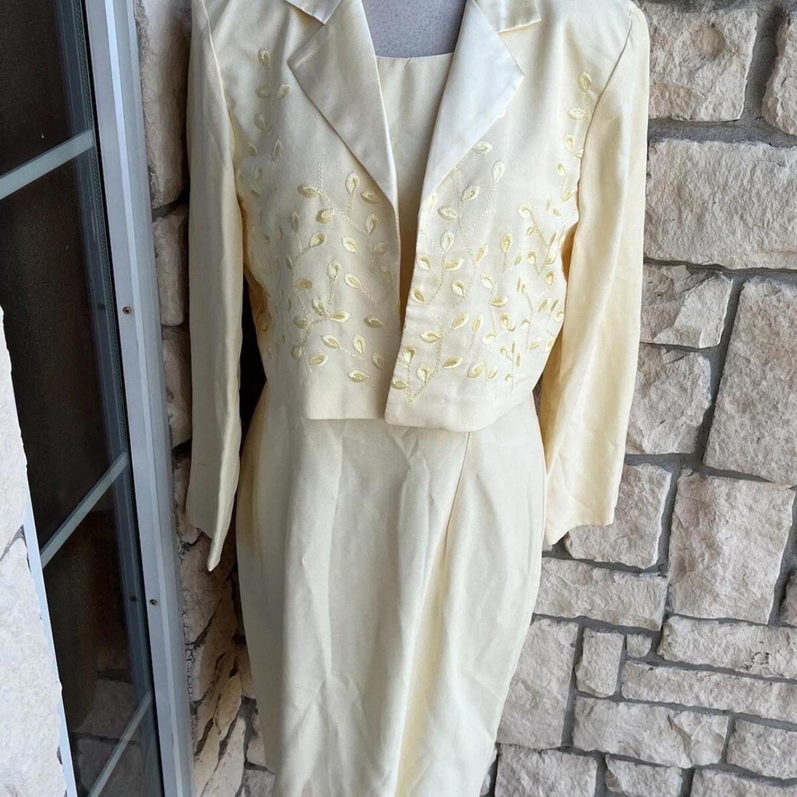 Other Cream and gold vintage suit with beading suit Size S / US 4 / IT 40 - 1 Thumbnail