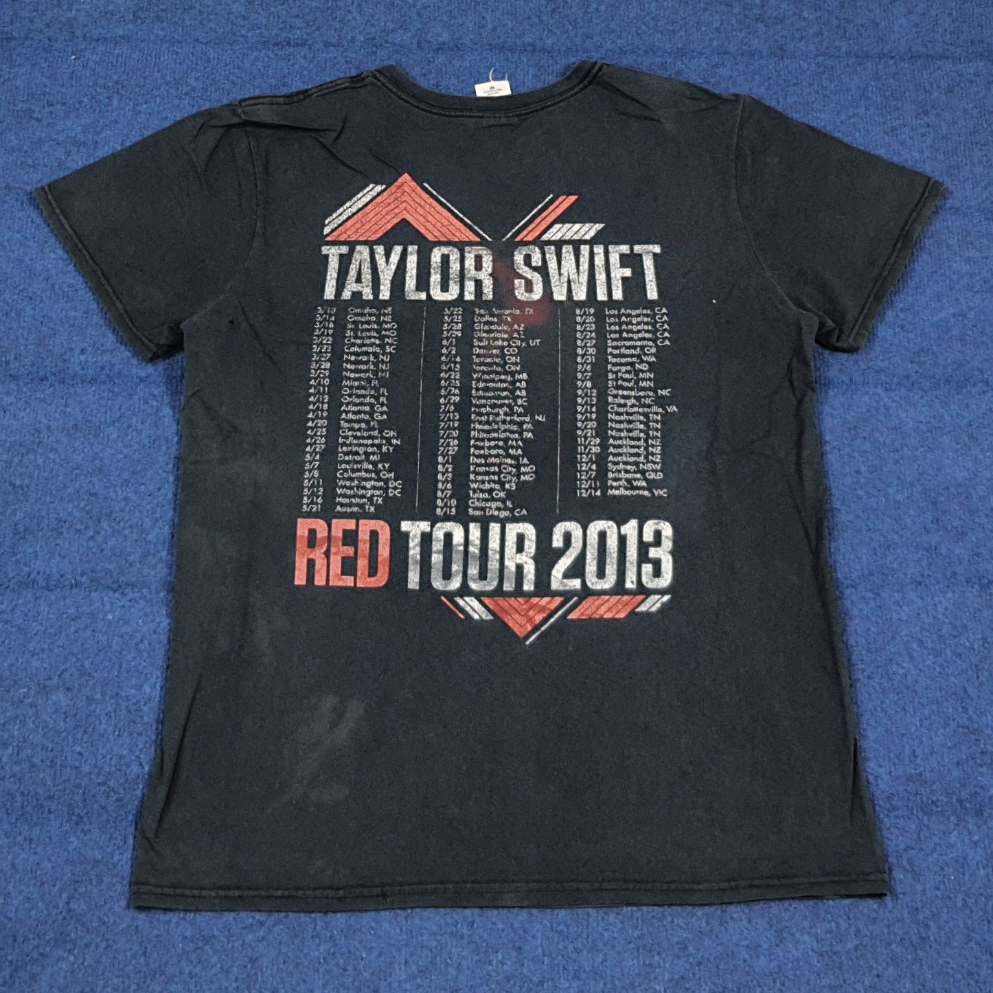 Band Tees Vintage Taylor Swift Red Tour 2013 Tshirt C294N31 Size US M / EU 48-50 / 2 - 3 Thumbnail