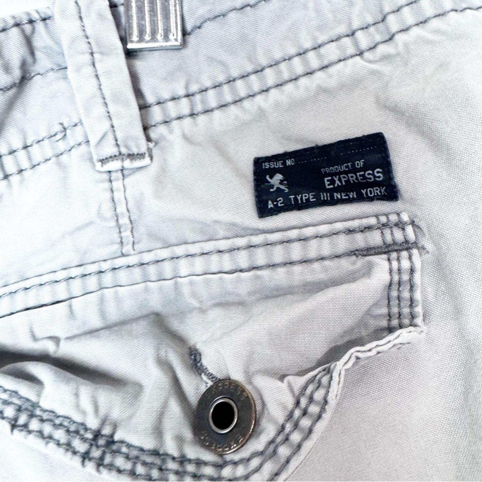 Express Express 10” Grey Contrast Stitch Cargo Shorts Men’s Size 38 Size US 38 / EU 54 - 6 Thumbnail