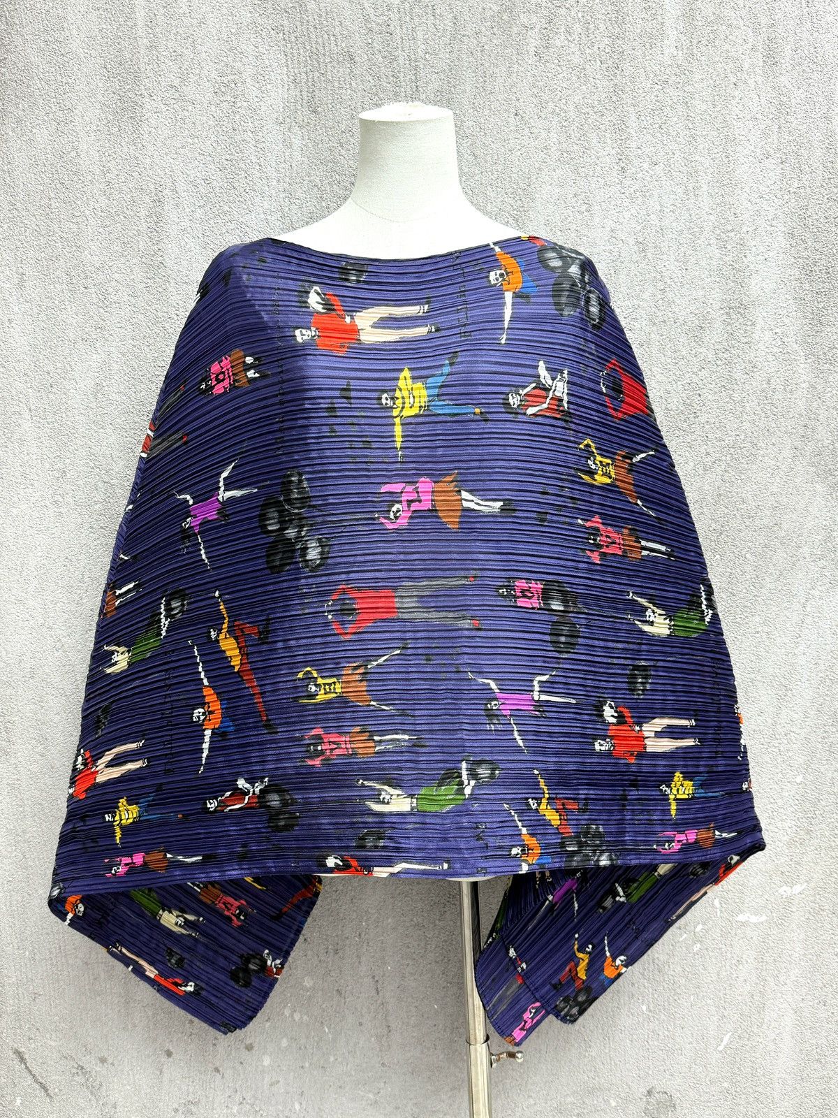 Issey Miyake × Pleats Please Issey Miyake Sporty Little Figure Shawl Cloak Size ONE SIZE - 1 Thumbnail