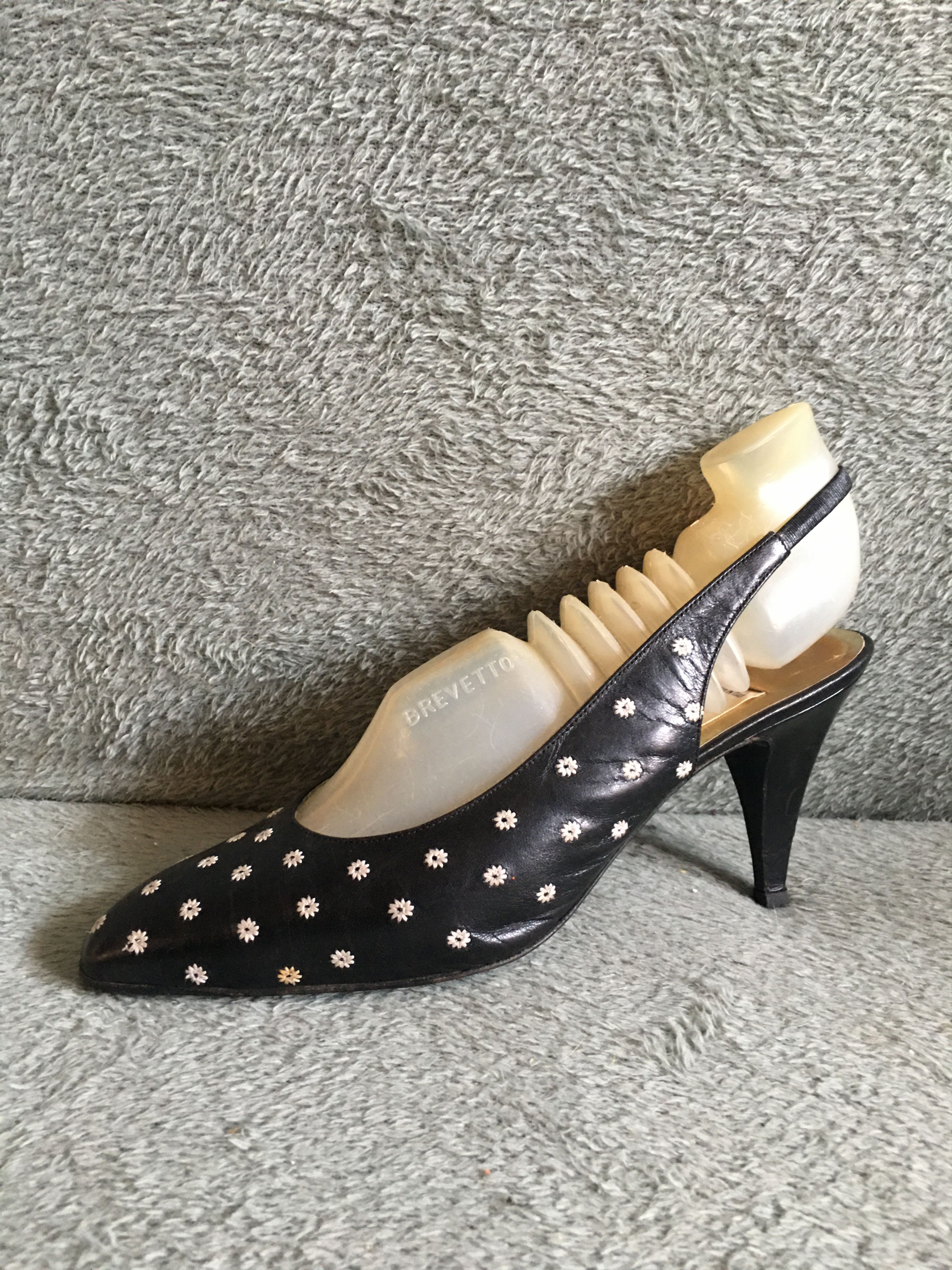 Valentino Valentino Garavani Leather Flowers Design Heels Size 8.5 Size US 8.5 / IT 38.5 - 4 Thumbnail